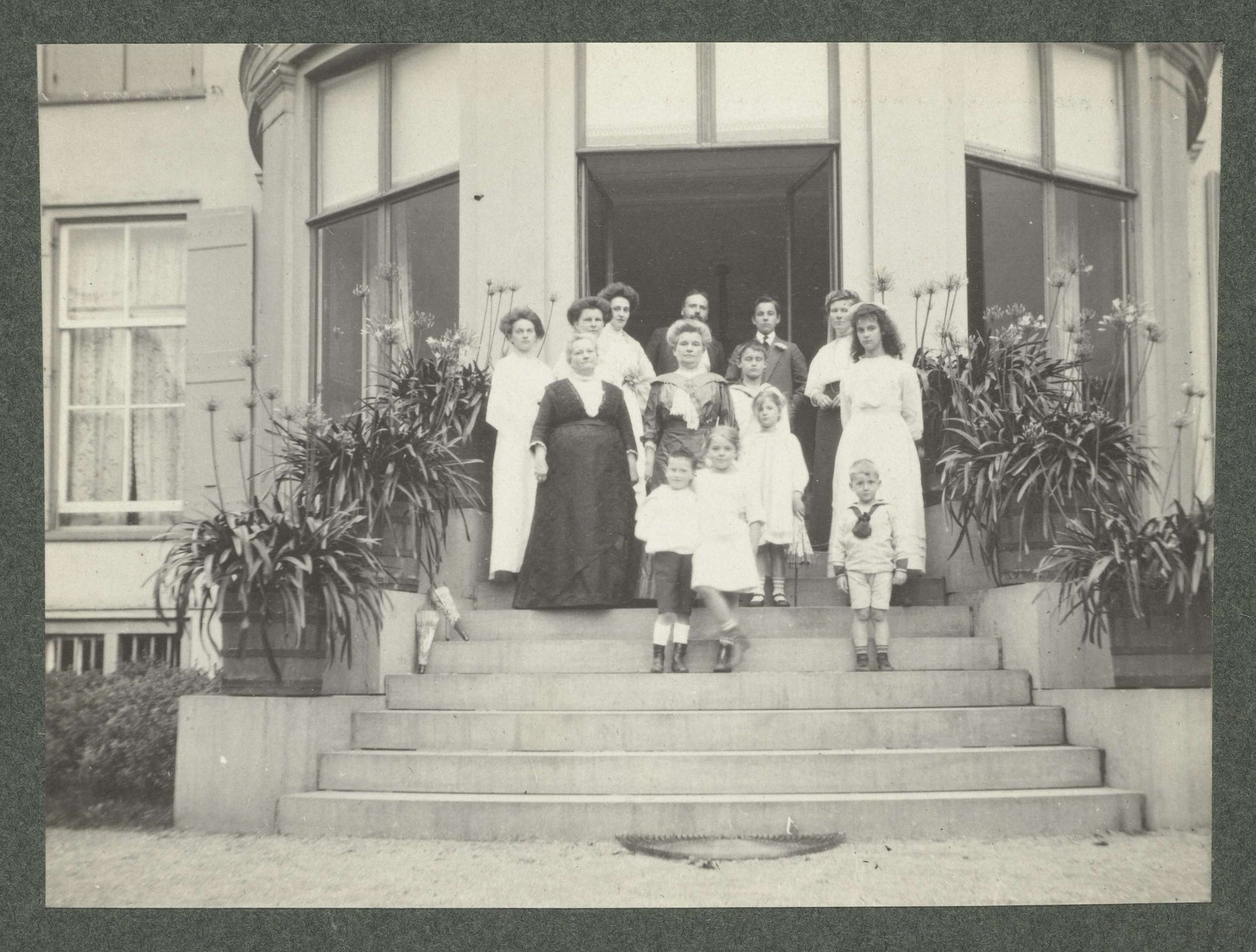 Groepsportret van de familie Kessler op het bordes van Landgoed De Paauw by Geldolph Adriaan Kessler
