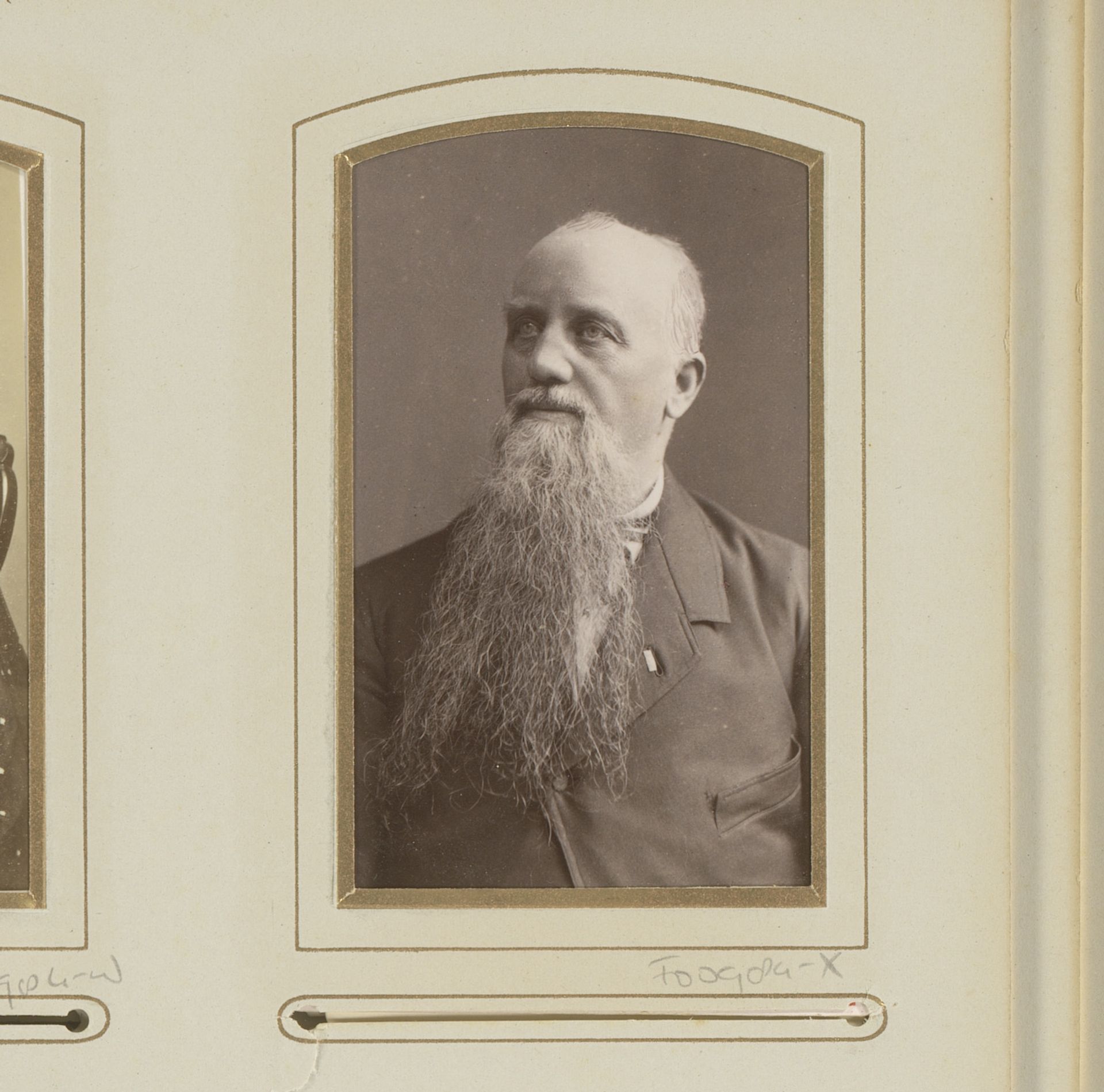 Portret van een man met lange grijze baard by Friedrich Julius von Kolkow