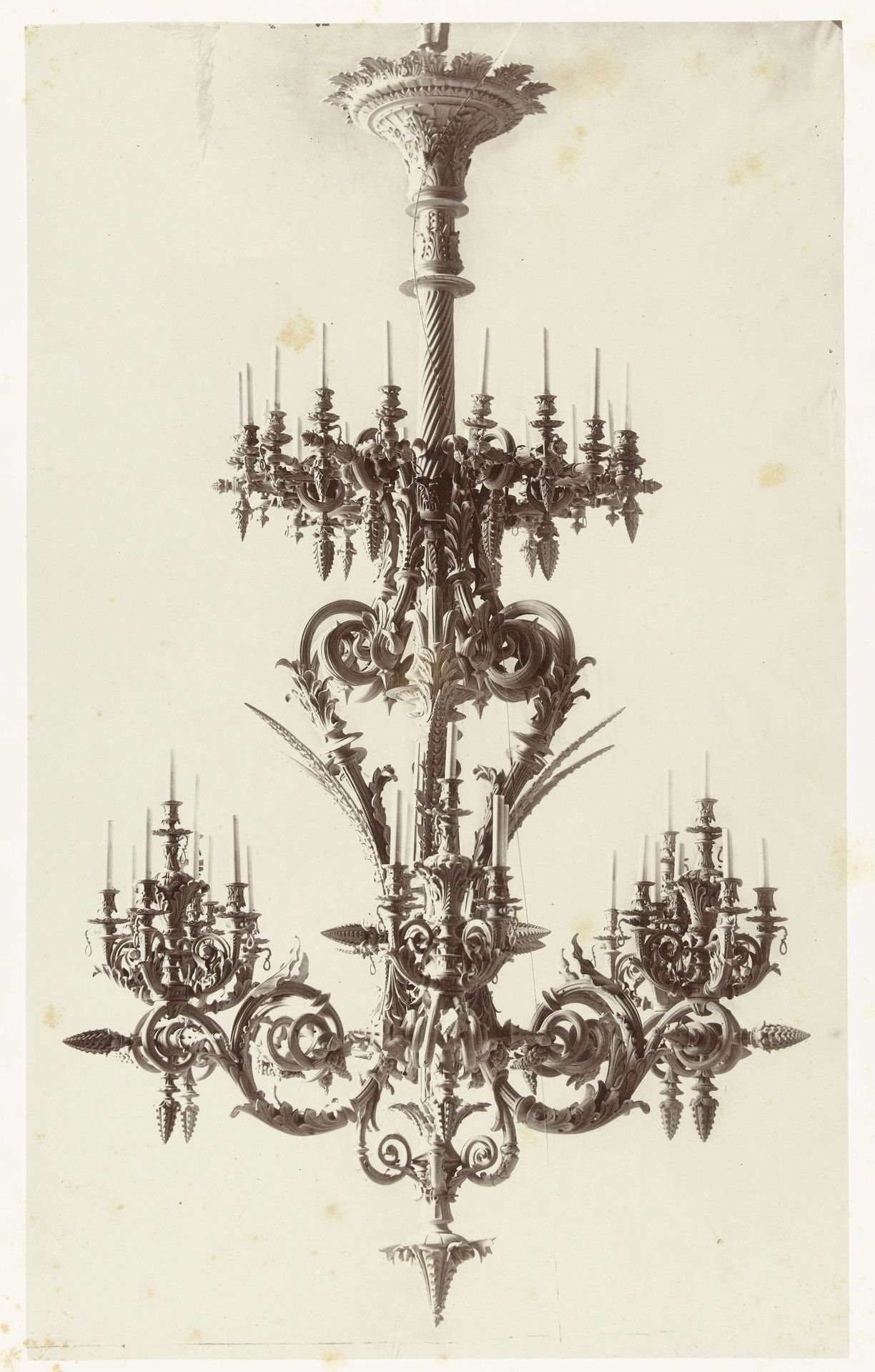 Een gedecoreerde plafond kandelaar met twee etages. by Louis-Emile Durandelle