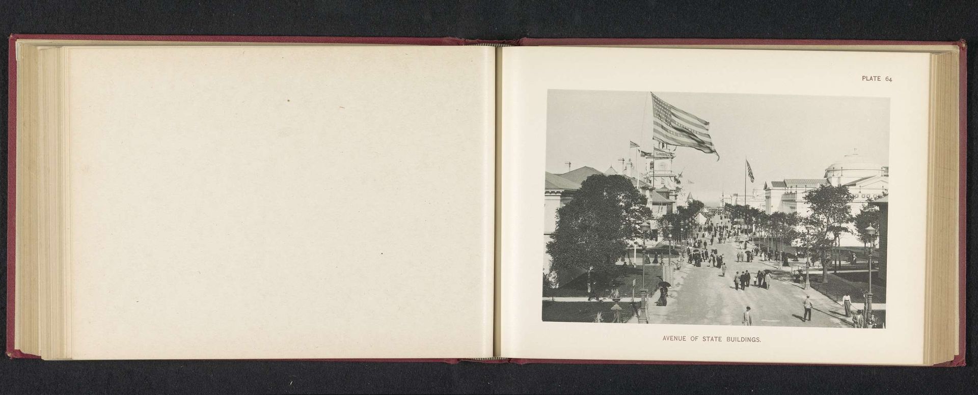 Gezicht op de straat waaraan de paviljoens van de staten staan tijdens de World's Columbian Exposition in Chicago in 1893 by Charles Dudley Arnold