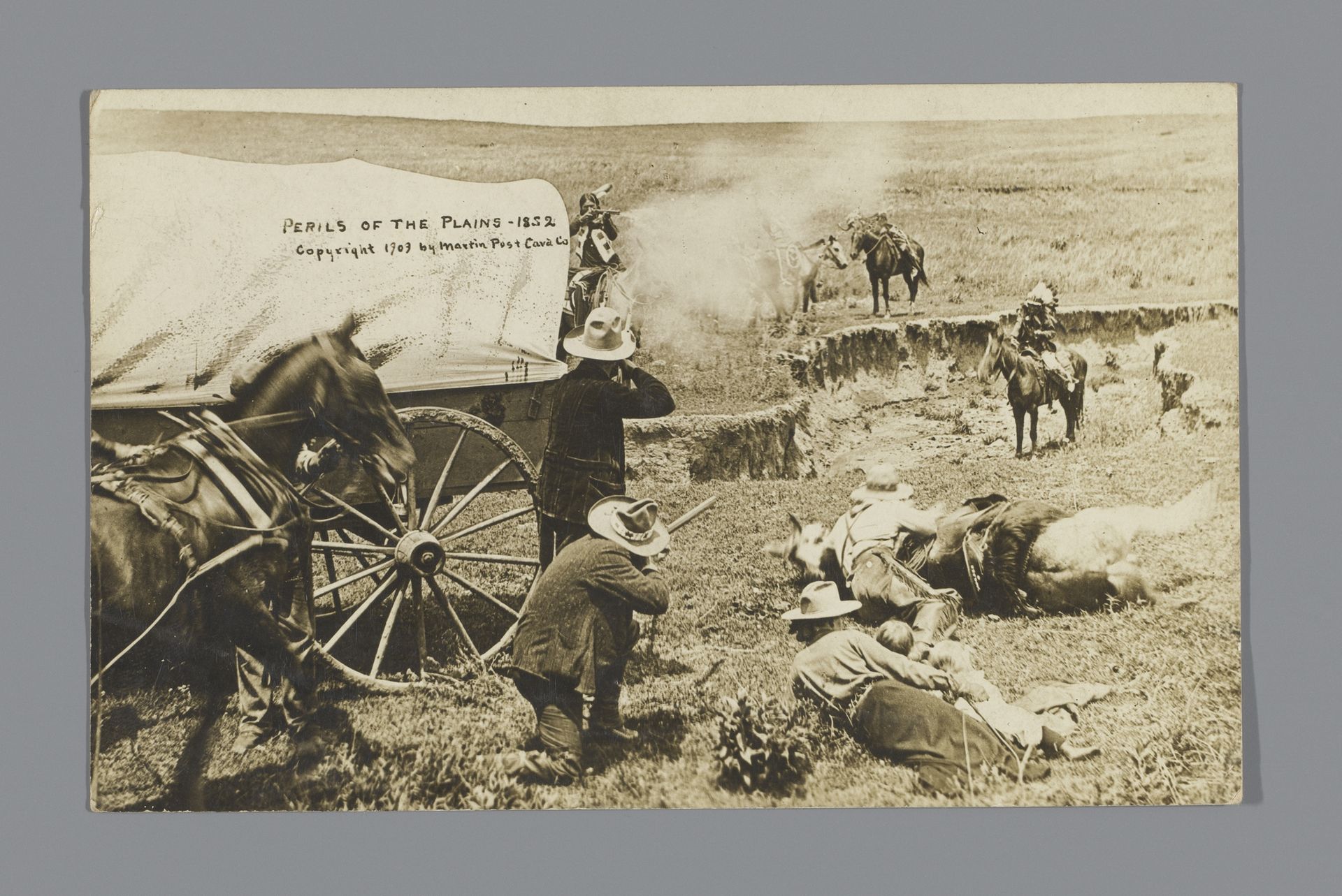 Fotomontage/trucage met gevecht tussen kolonisten en oorspronkelijke bewoners van Noord-Amerika in een landschap met huifkar by Anonymous