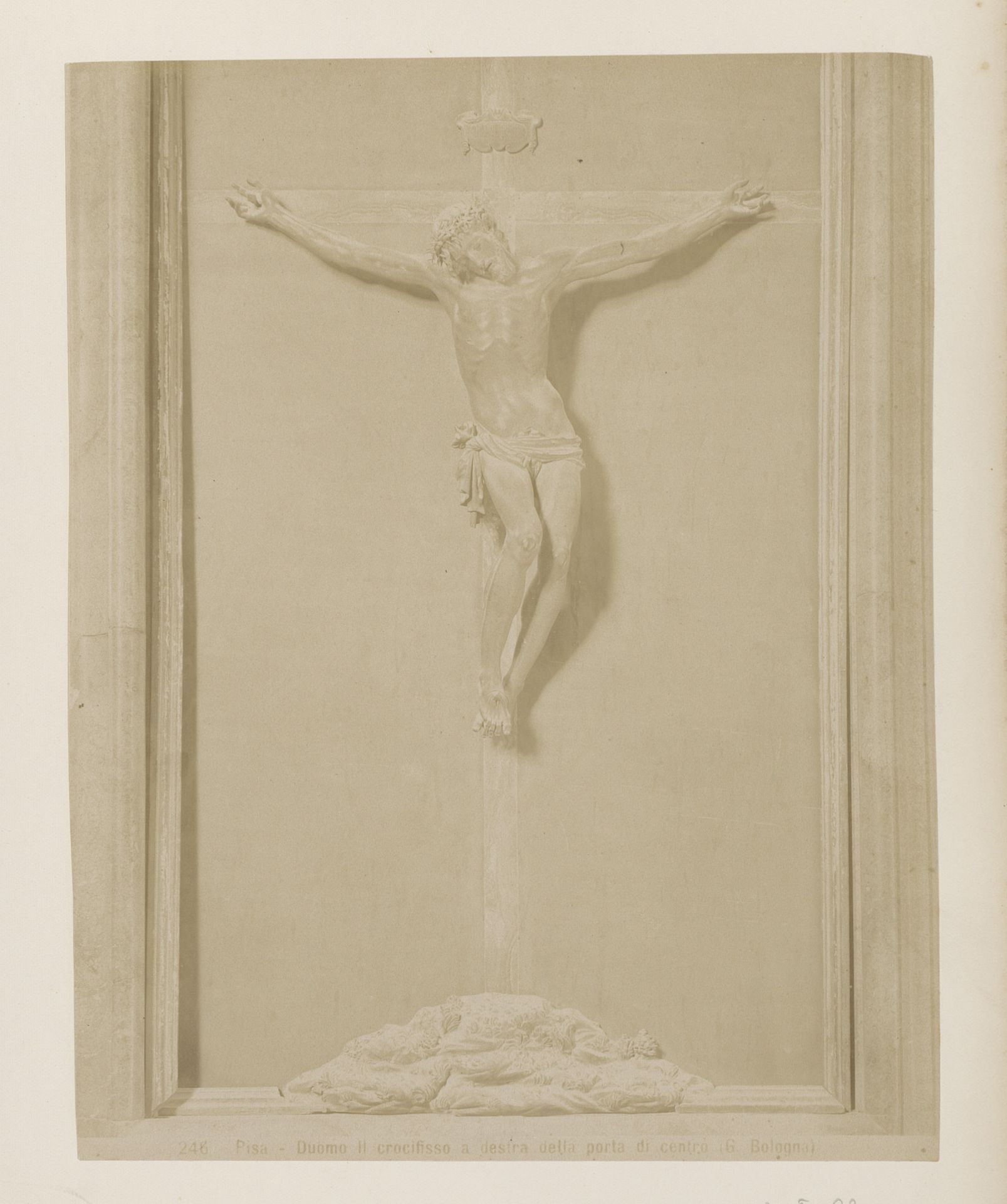 Sculptuur van een kruisiging naar Giambologna op een deur van de Dom van Pisa, Italië by Giacomo Brogi