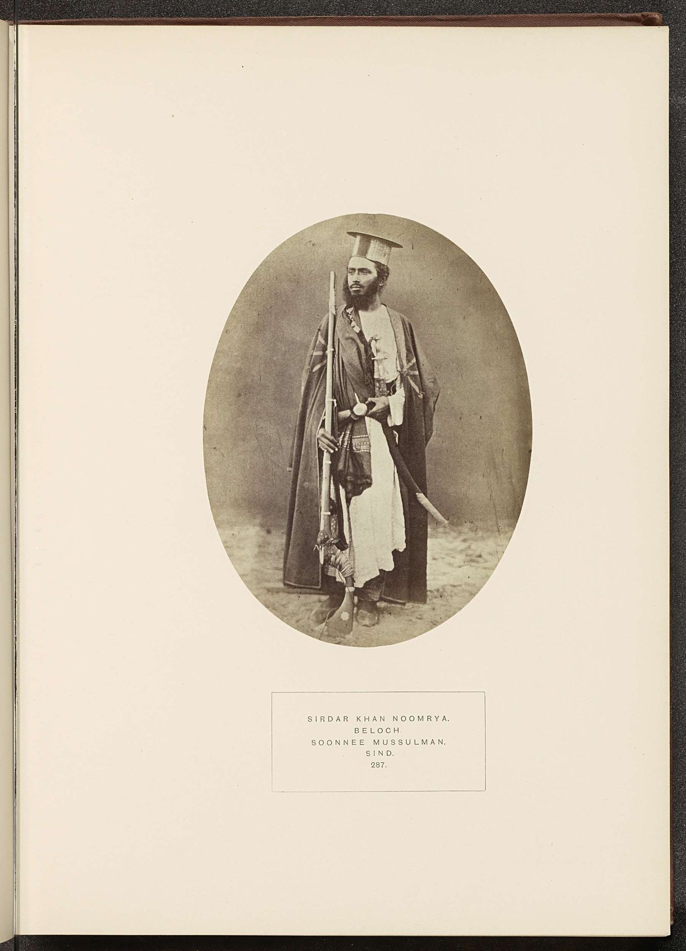 Portret van Sirdar Khan met een musket en een sabel by Henry Charles Baskerville Tanner