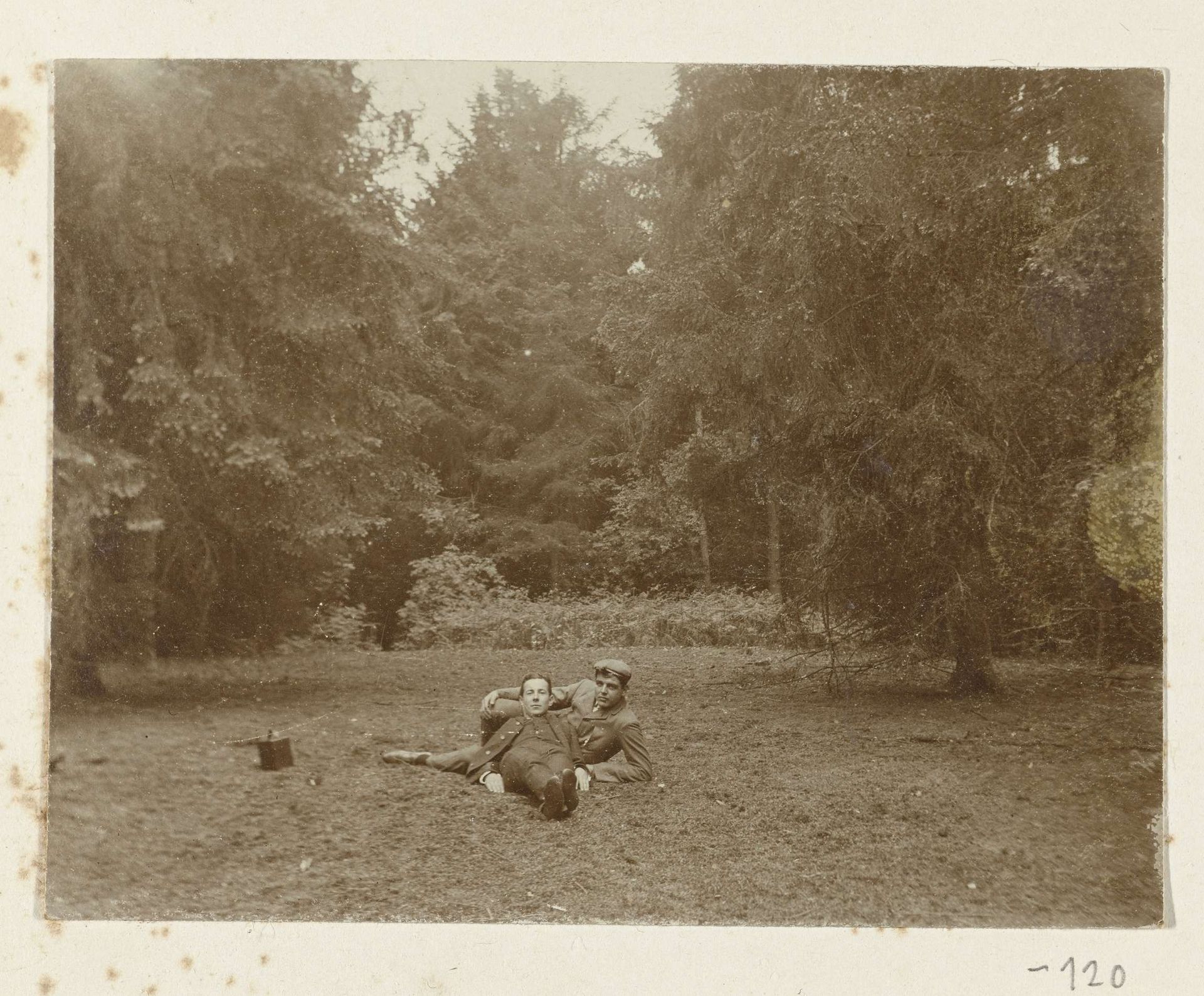 Dolph Kessler met een vriend in het bos bij Gainsborough by Geldolph Adriaan Kessler