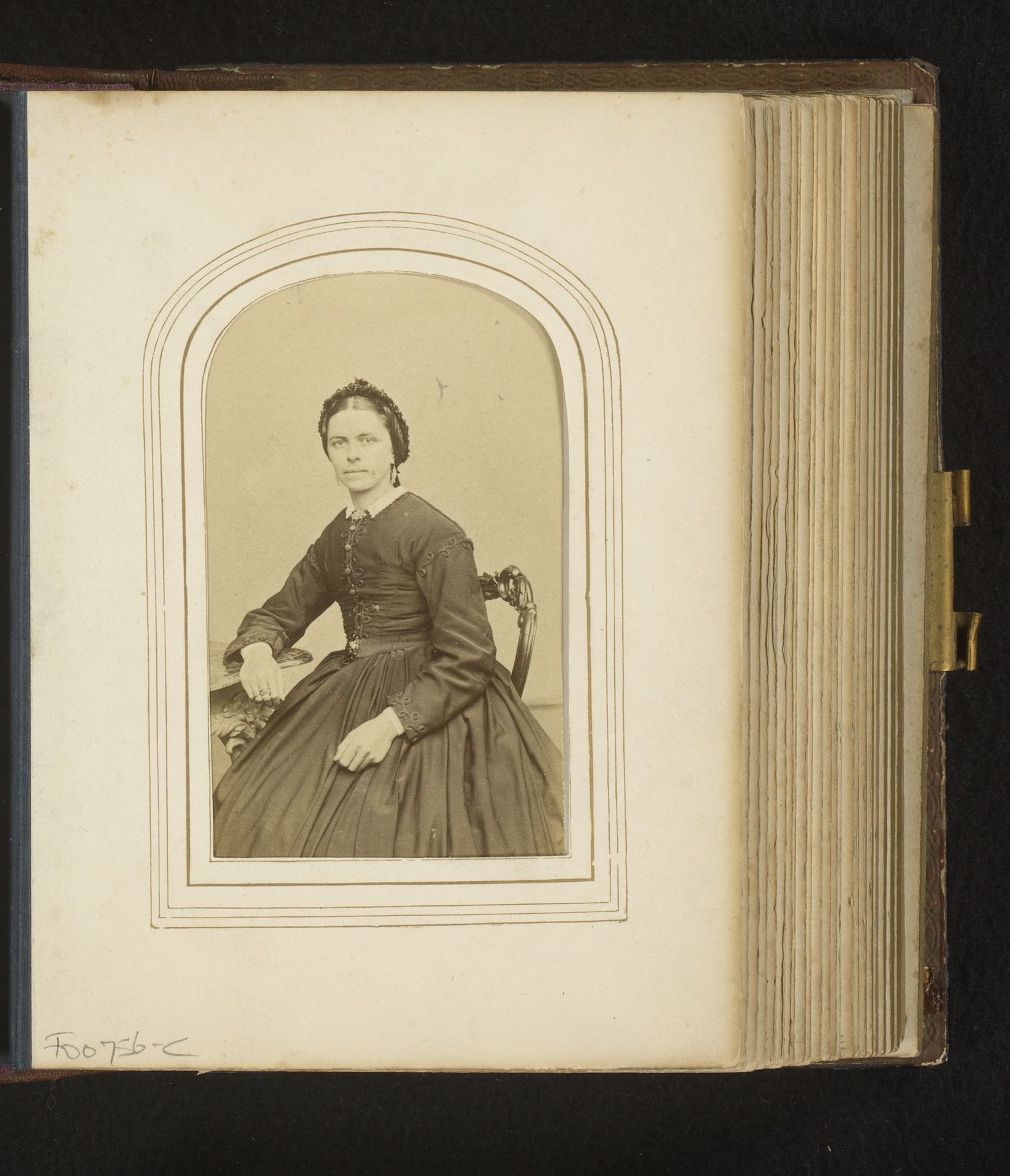 Portret van een zittende vrouw met muts by Von Kolkow & Co.