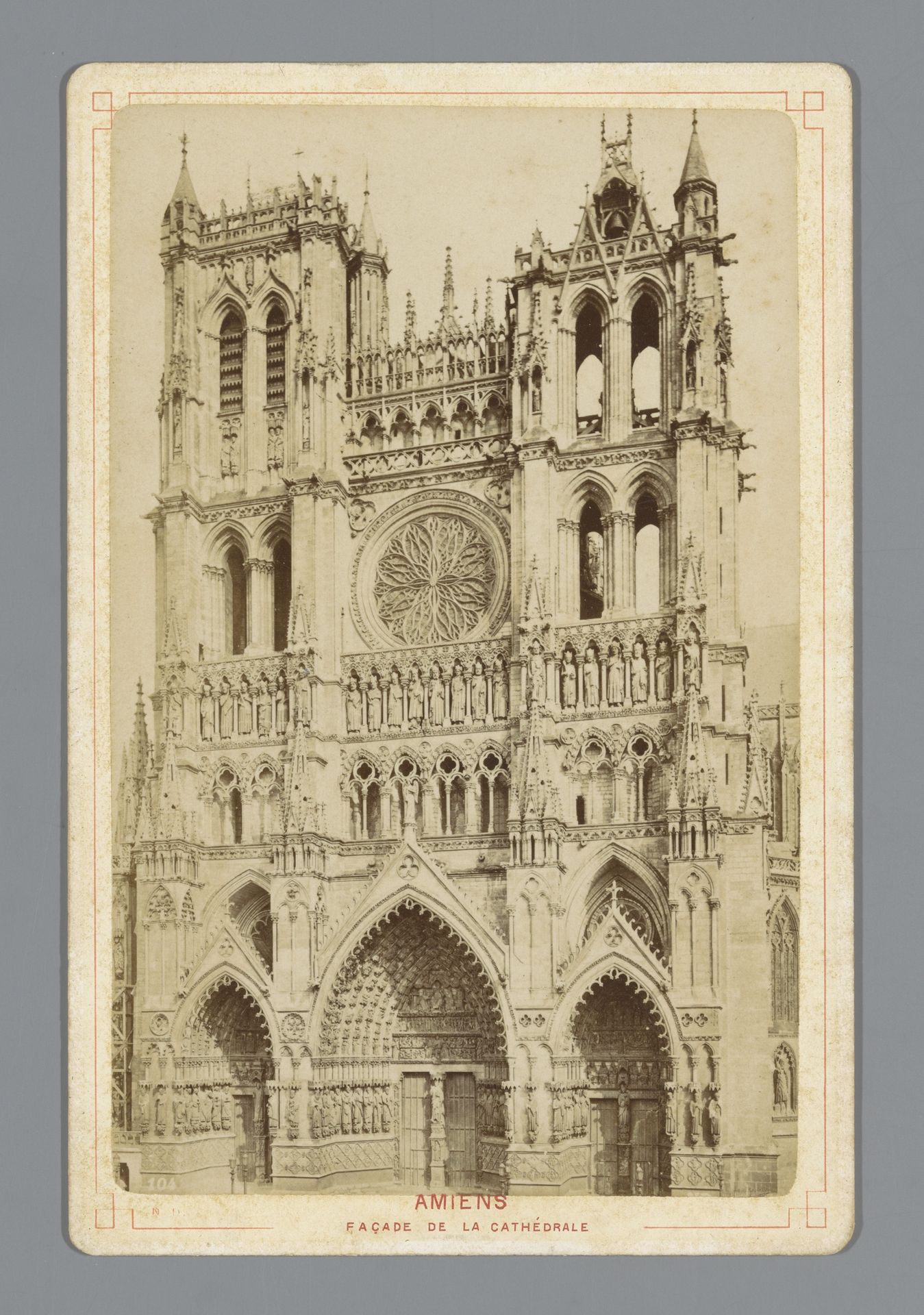 Gezicht op de kathedraal te Amiens by Étienne Neurdein