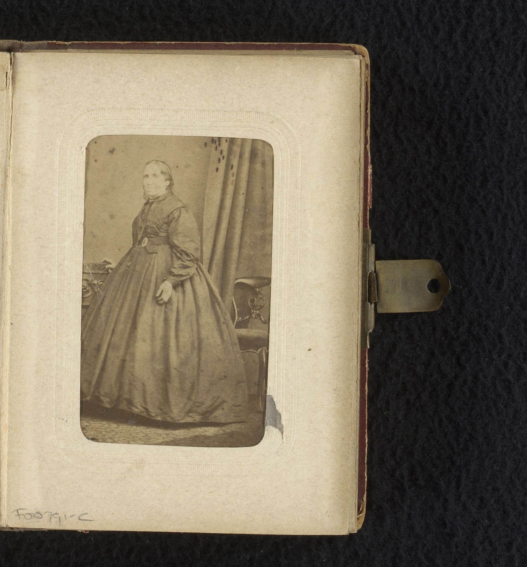 Portret van een staande vrouw by Institute of Photography City of London