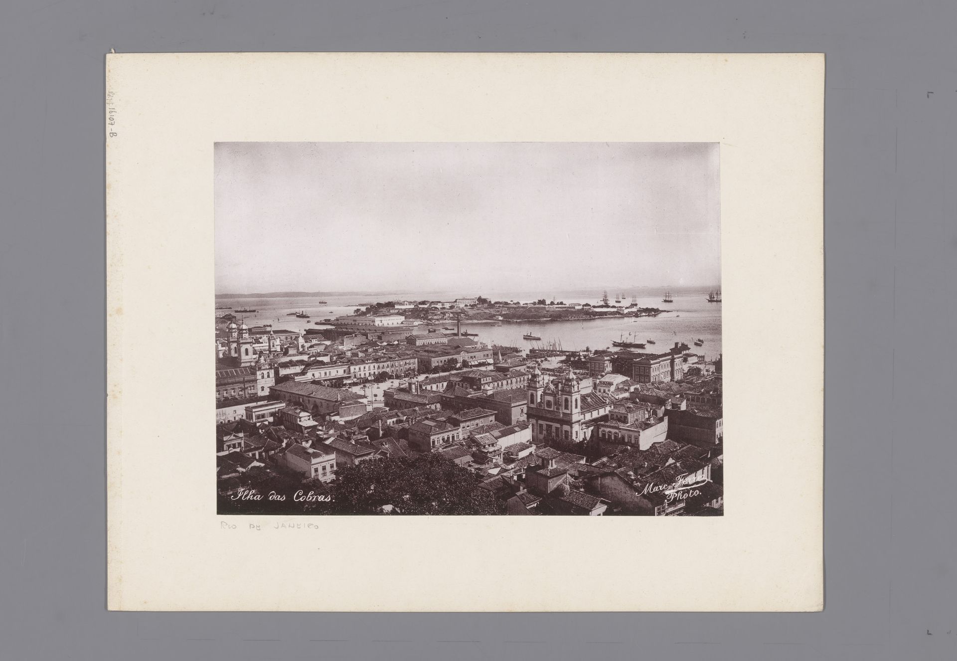 Gezicht op het Ilha das Cobras in Rio de Janeiro by Marc Ferrez