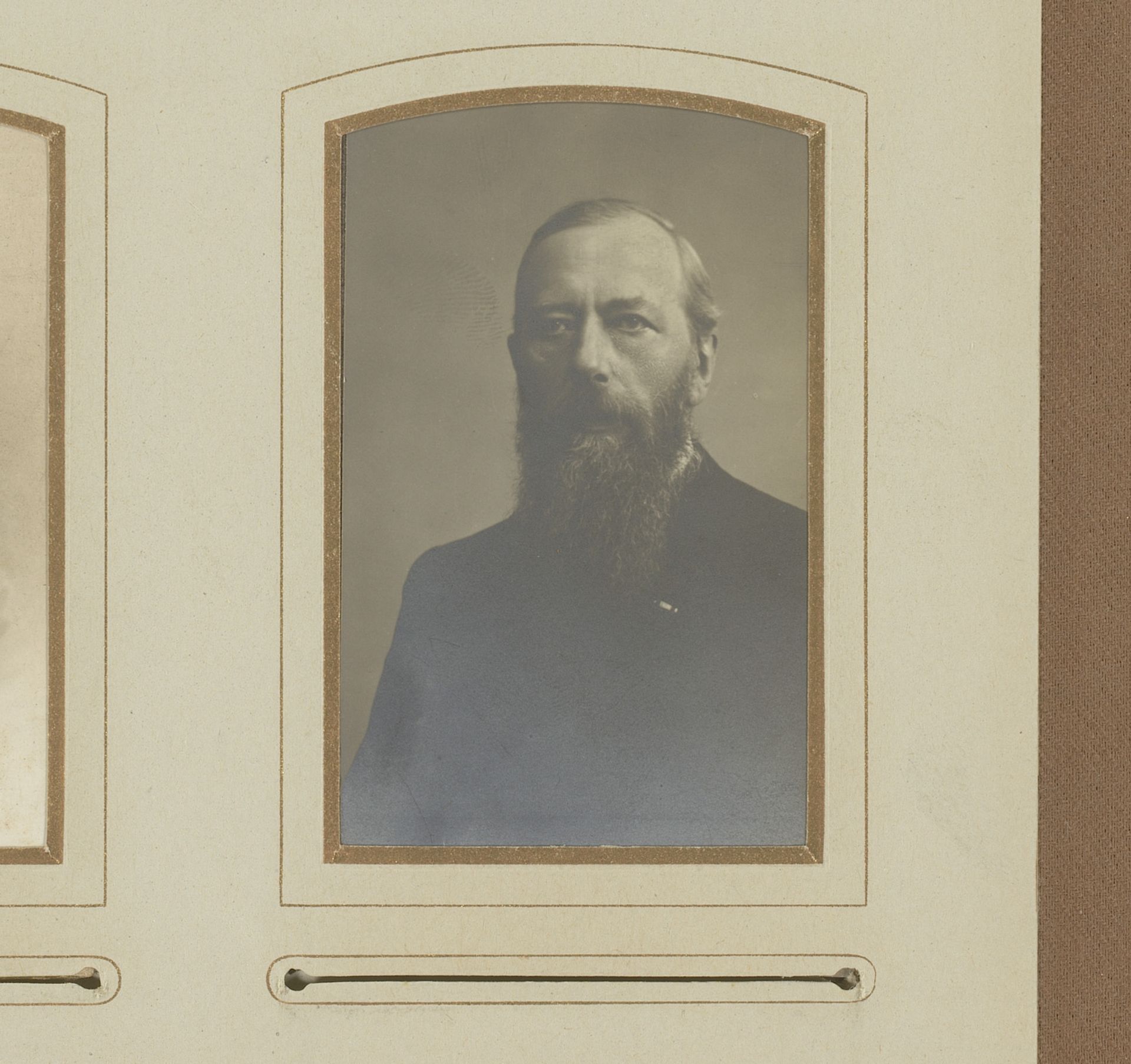 Portret van een man met snor en baard by H.C. de Graaff