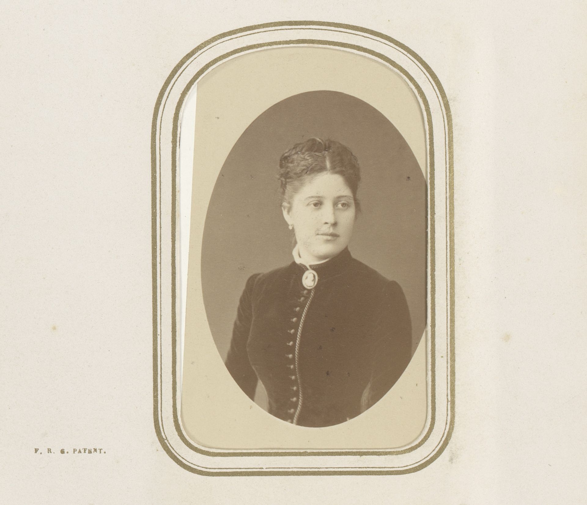 Portret van een vrouw by Ferdinand Mulnier