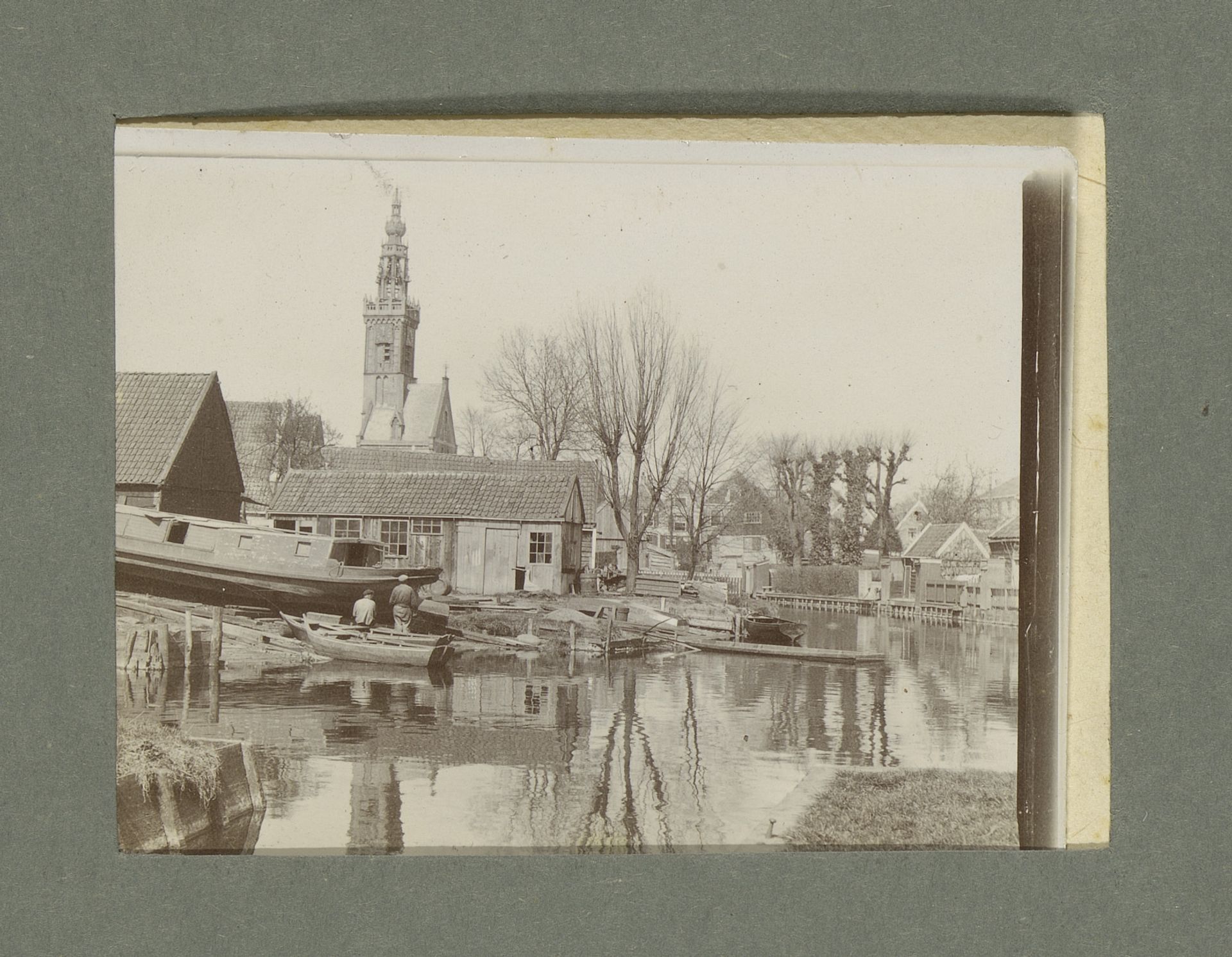 Dorpsgezicht met een water en gezicht op de Speeltoren te Edam by G. Hidderley