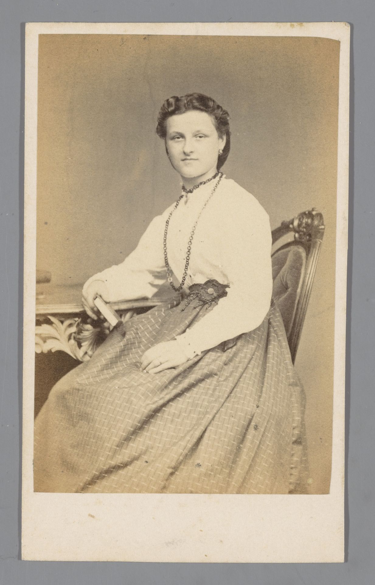 Portret van een jonge vrouw by Louis Robert Werner