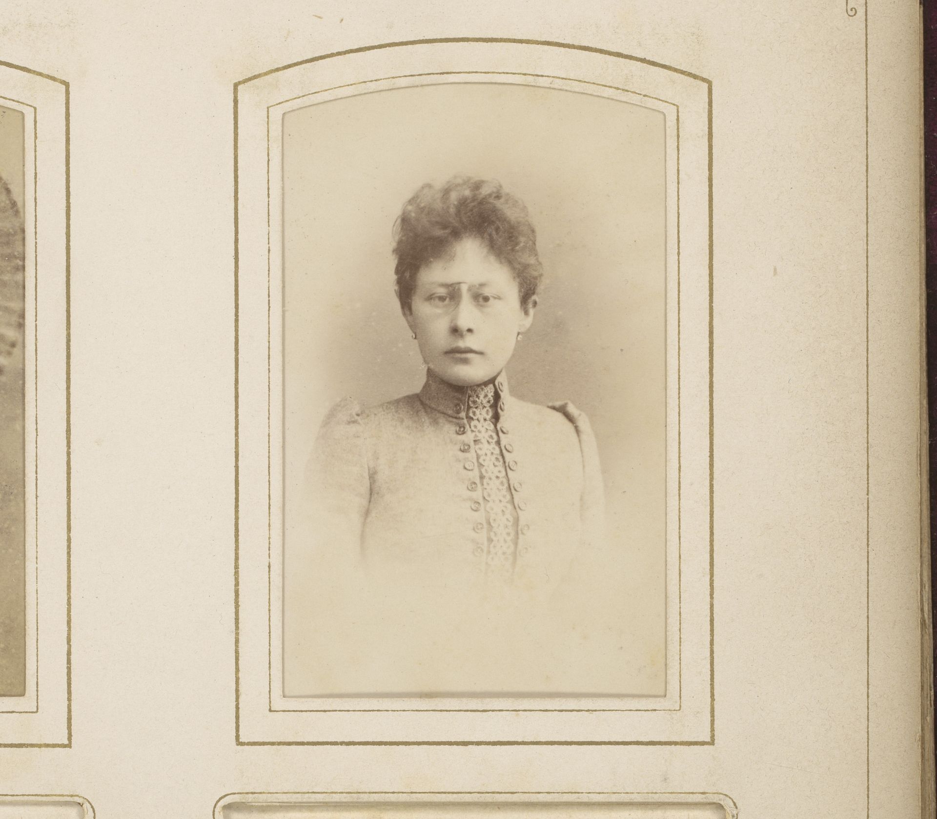 Portret van een vrouw met bril by Adolphe Zimmermans