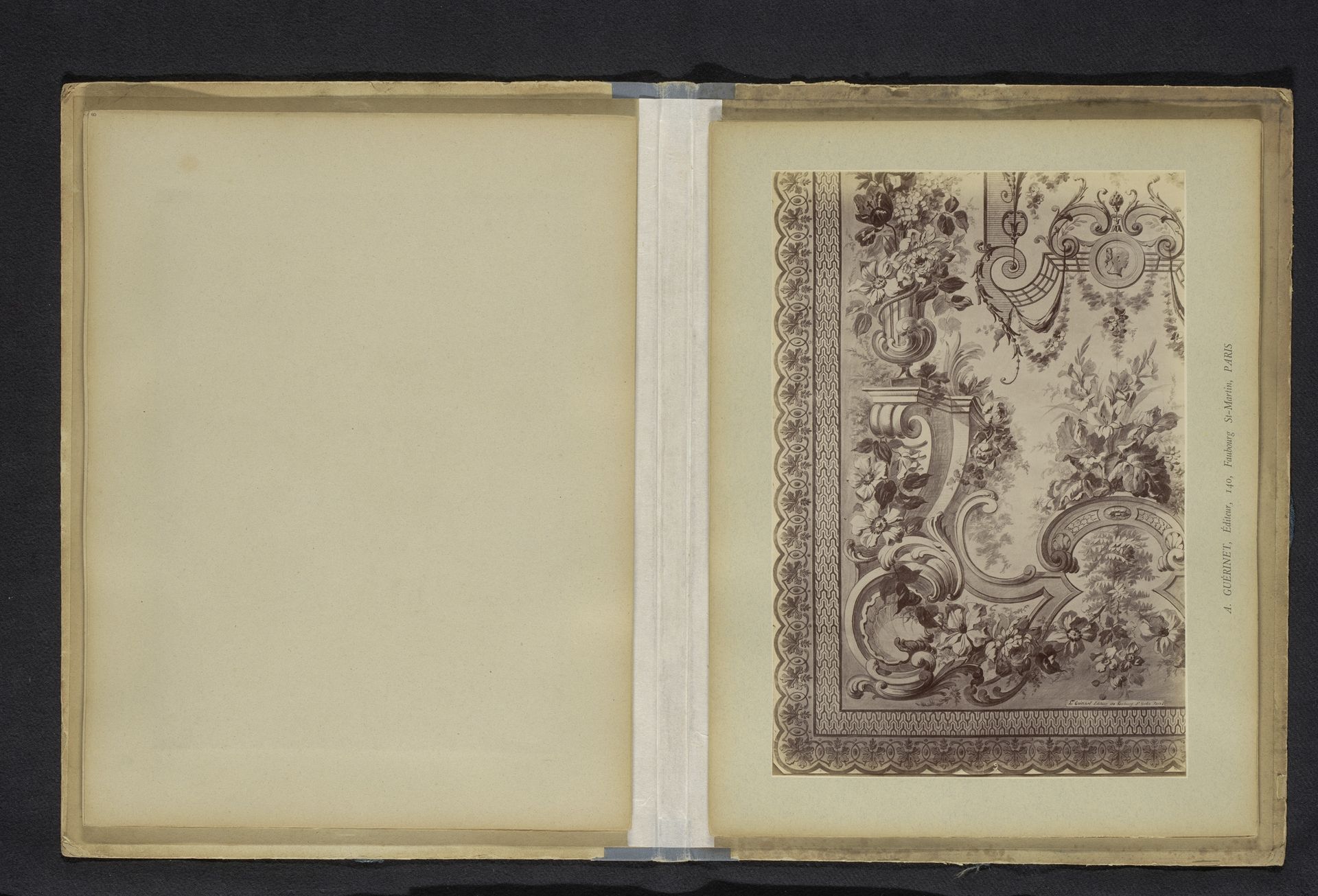 Fotoreproductie van een decoratief patroon met bloemen en architectonische fragmenten by Anonymous