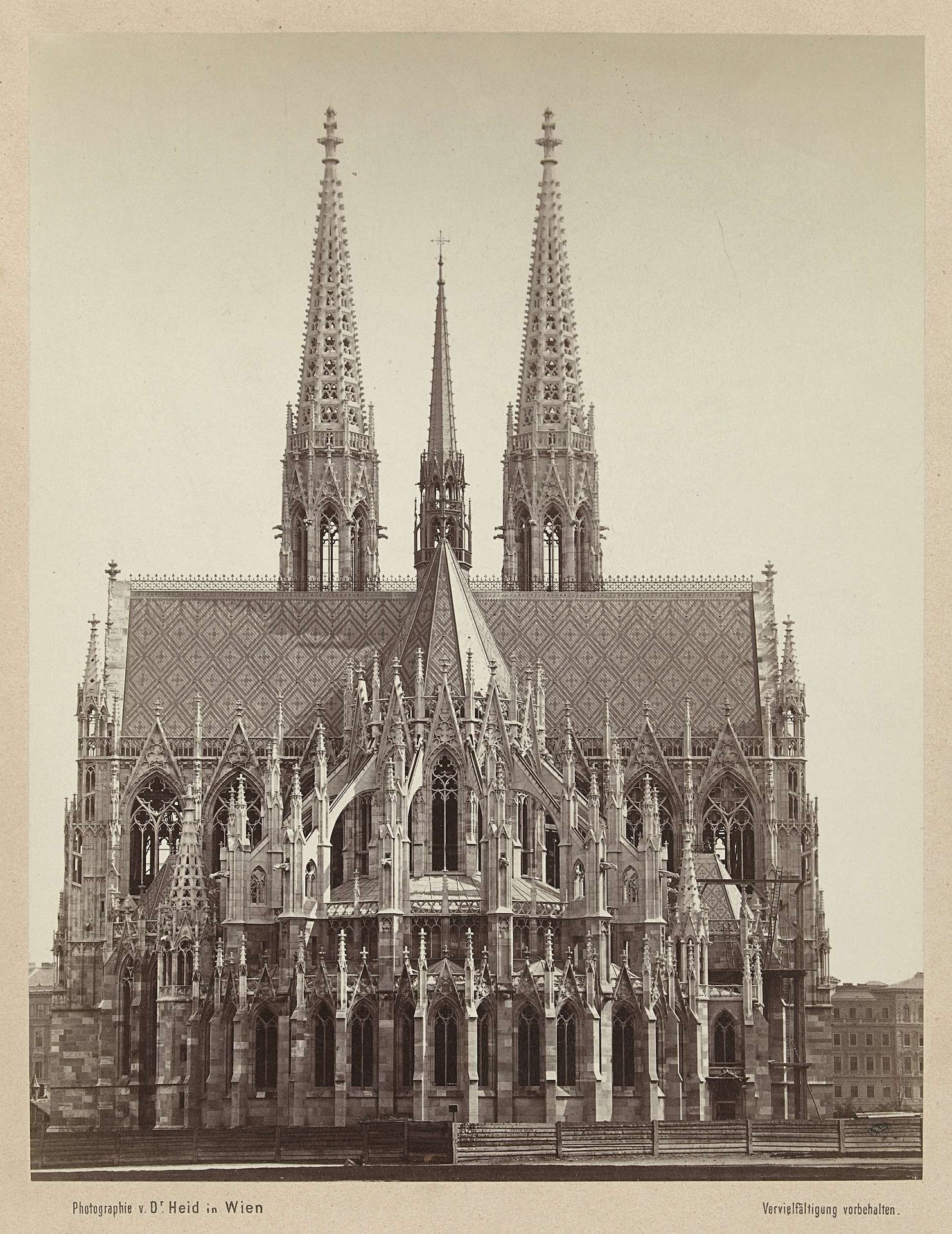 Achterzijde van de Votiefkerk in Wenen, Oostenrijk by Hermann Heid