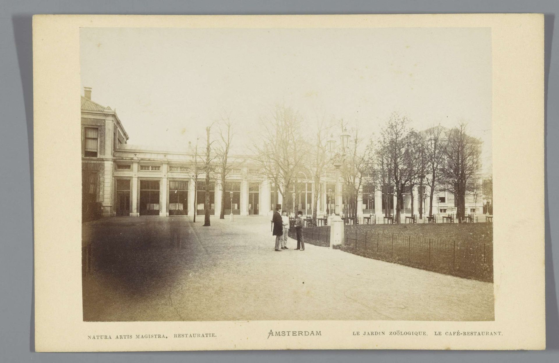 Gezicht op het restaurant in Artis in Amsterdam by Andries Jager