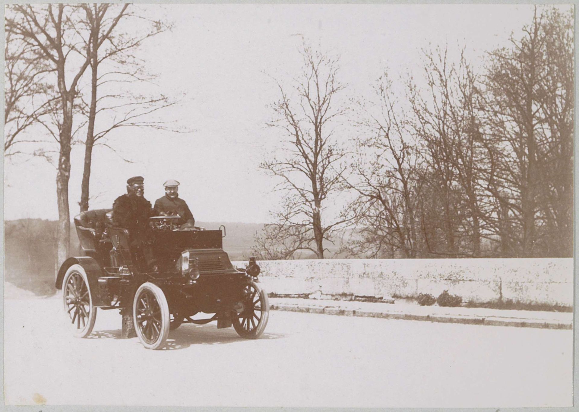 Twee mannen in een automobiel in La Rivière-Thibouville by Delizy