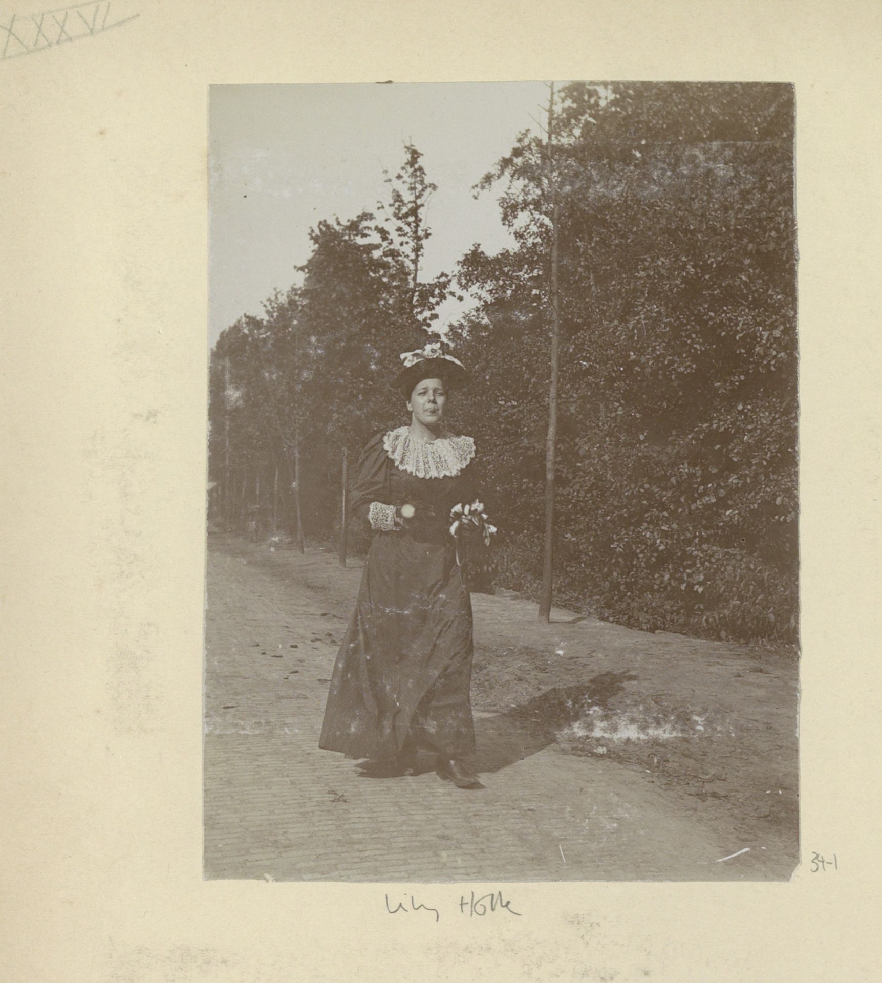 Portret van Lily Holle by Hendrik Herman van den Berg