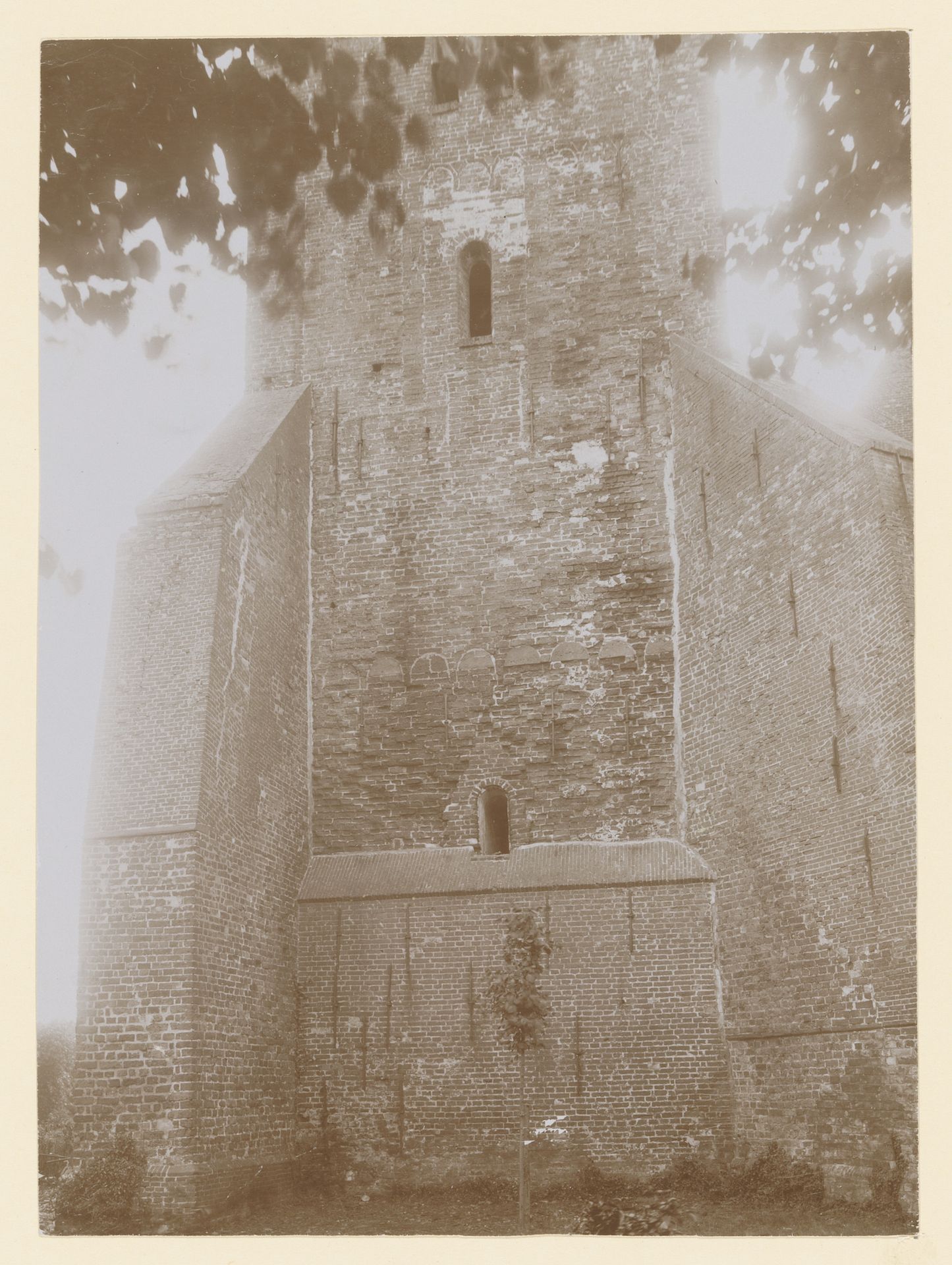 Toren van de Walfriduskerk te Bedum by anoniem (Monumentenzorg)