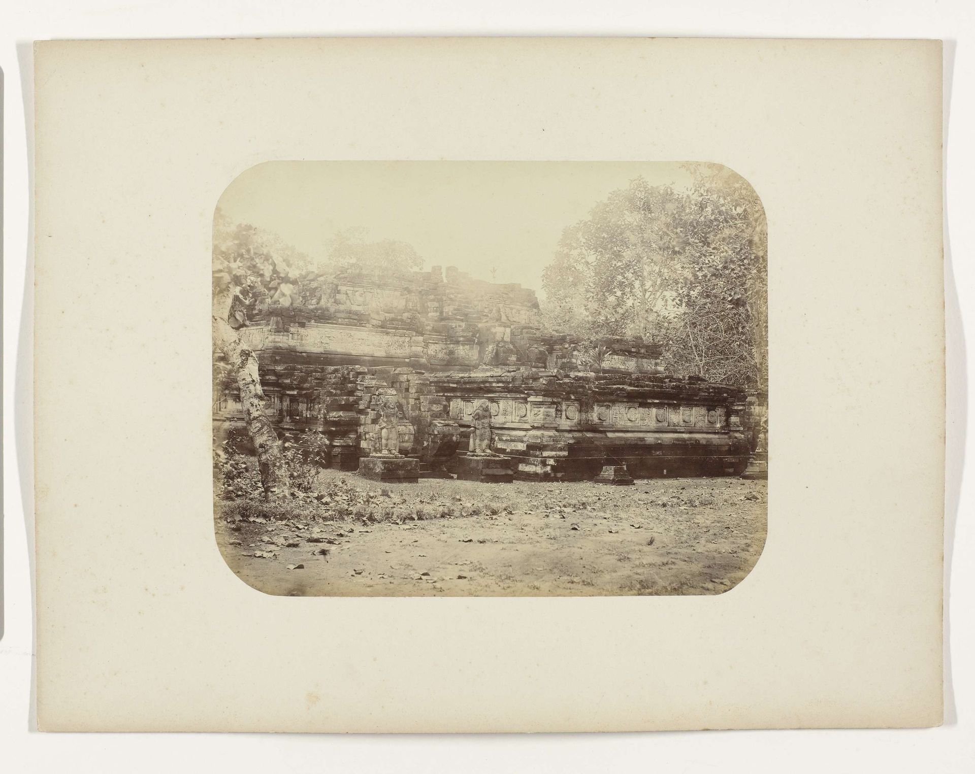 Een Hindoetempel bij Jogyakarta by Herman Salzwedel