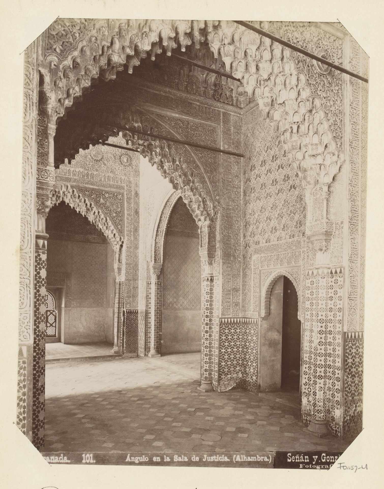 Sala de Justicia in het Alhambra te Granada by Señan y Gonzalez