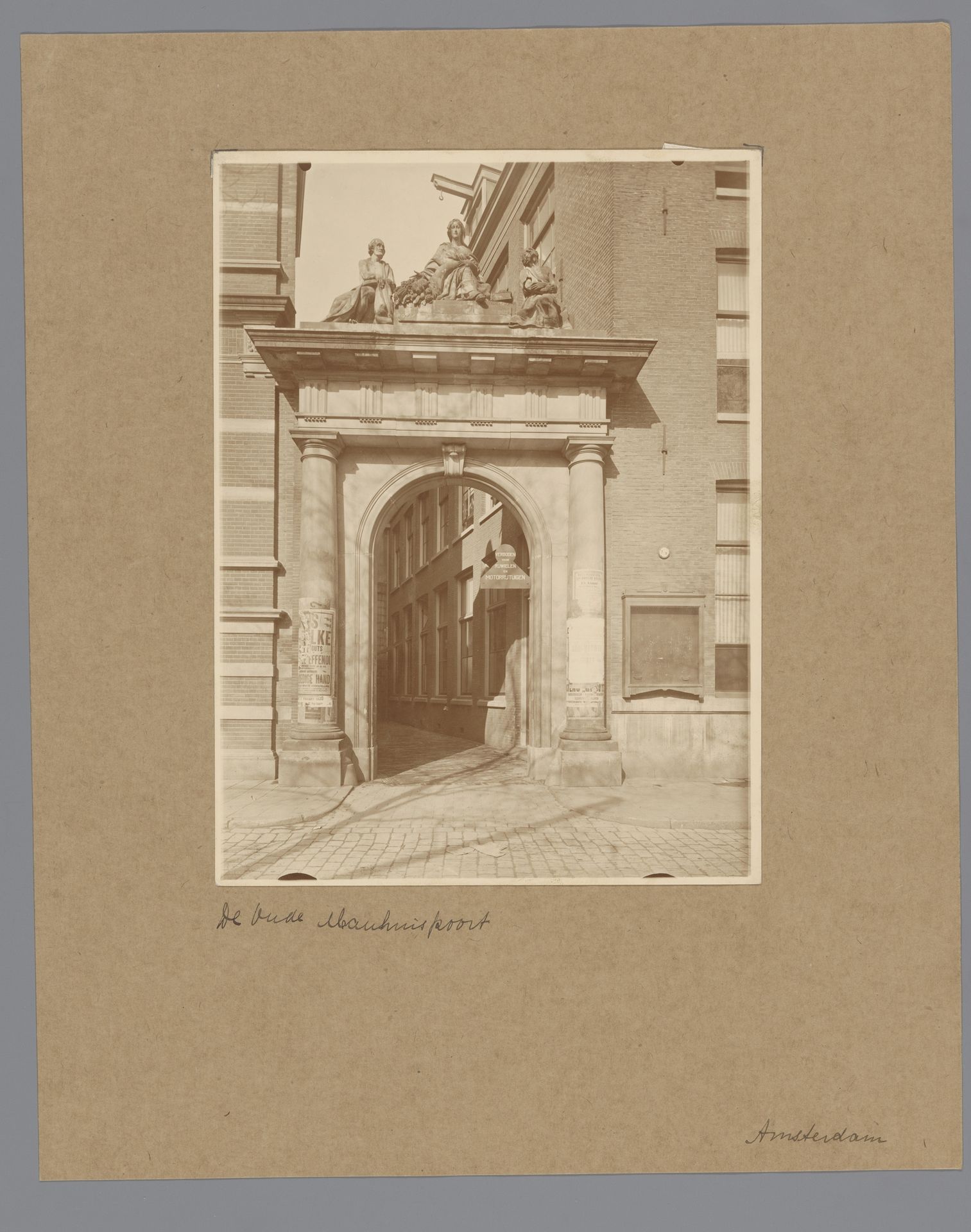 Gezicht op de Oudemanhuispoort te Amsterdam by Cornelis Johannes Steenbergh
