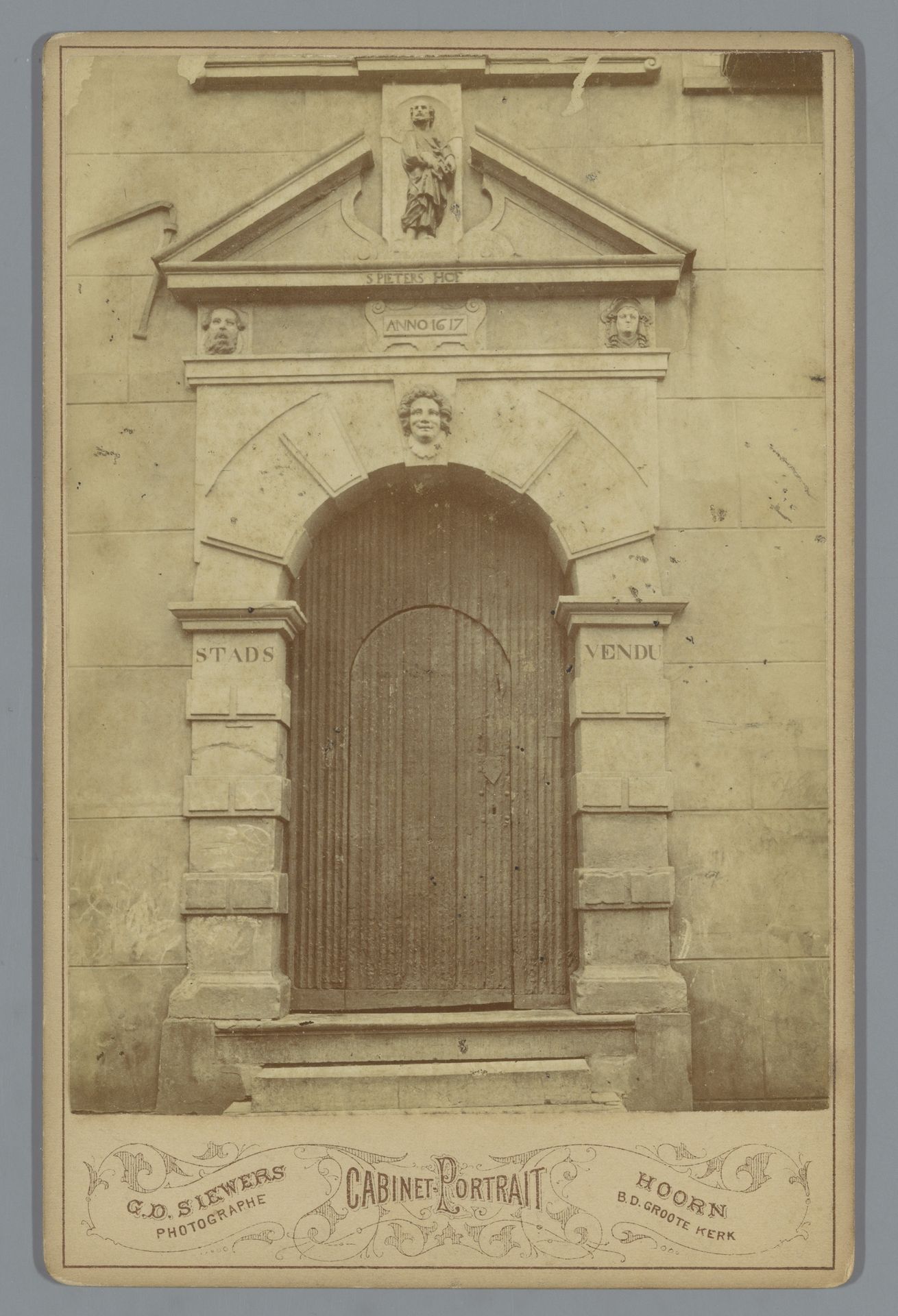 Poort in de oostelijke vleugel van het Sint-Pietershof te Hoorn by Gerrit Dirk Siewers
