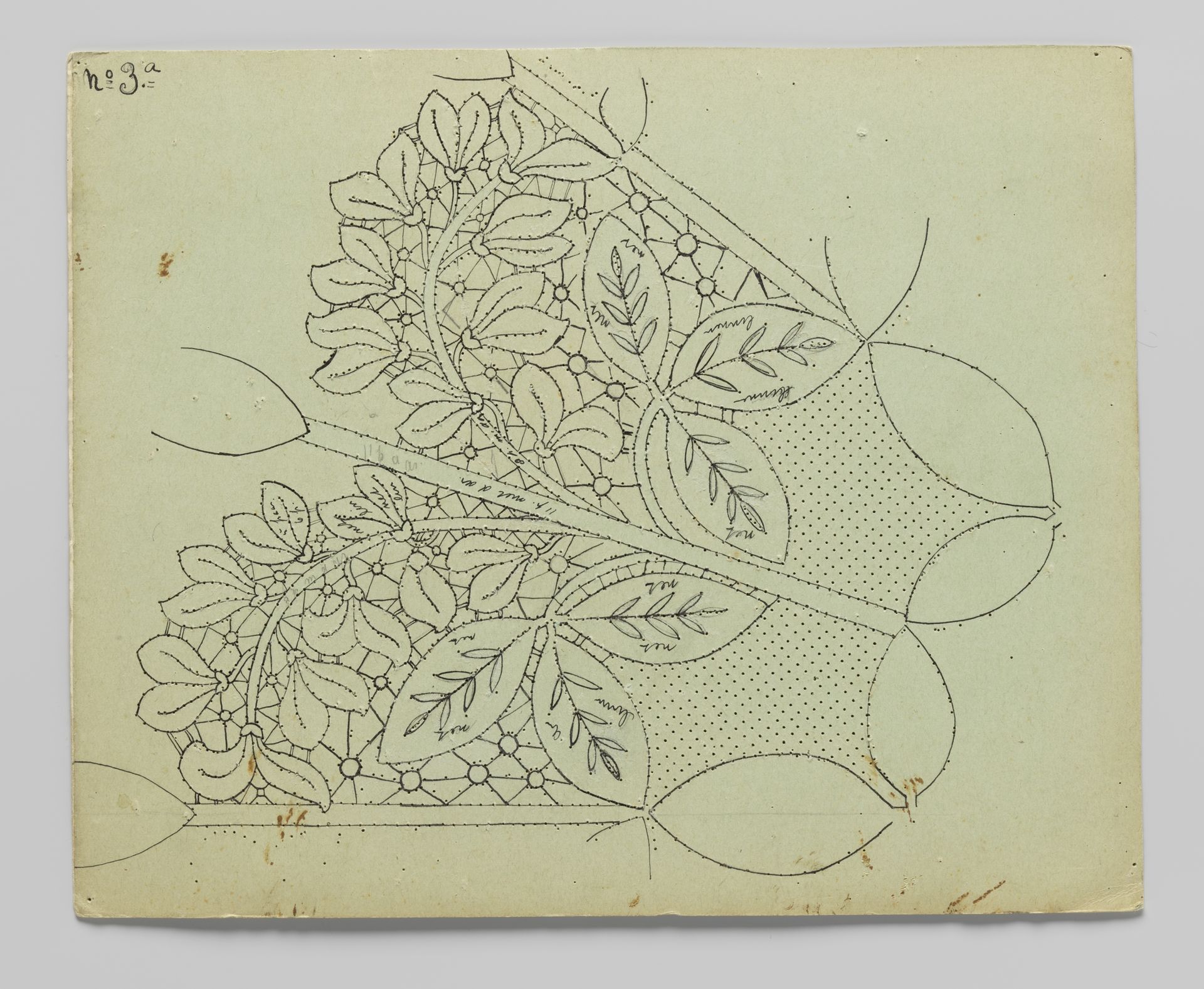 Kantpatroon voor een kleed van kloskant met goudenregentakken en -bloemen by Louise Wilhelmina van der Meulen-Nulle