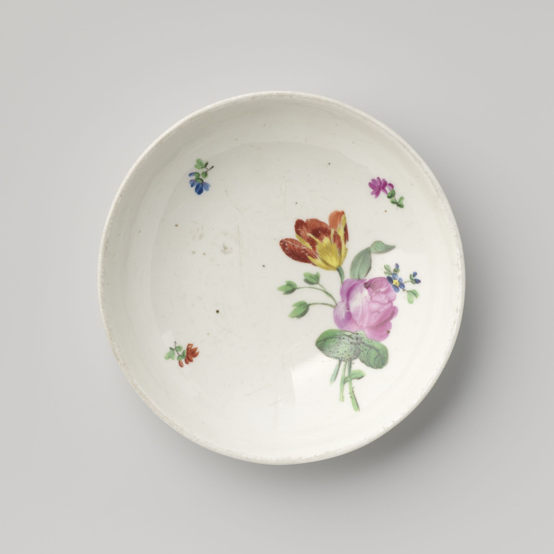 Saucer with a bouquet and flower sprays by Kaiserliche Porzellanmanufaktur