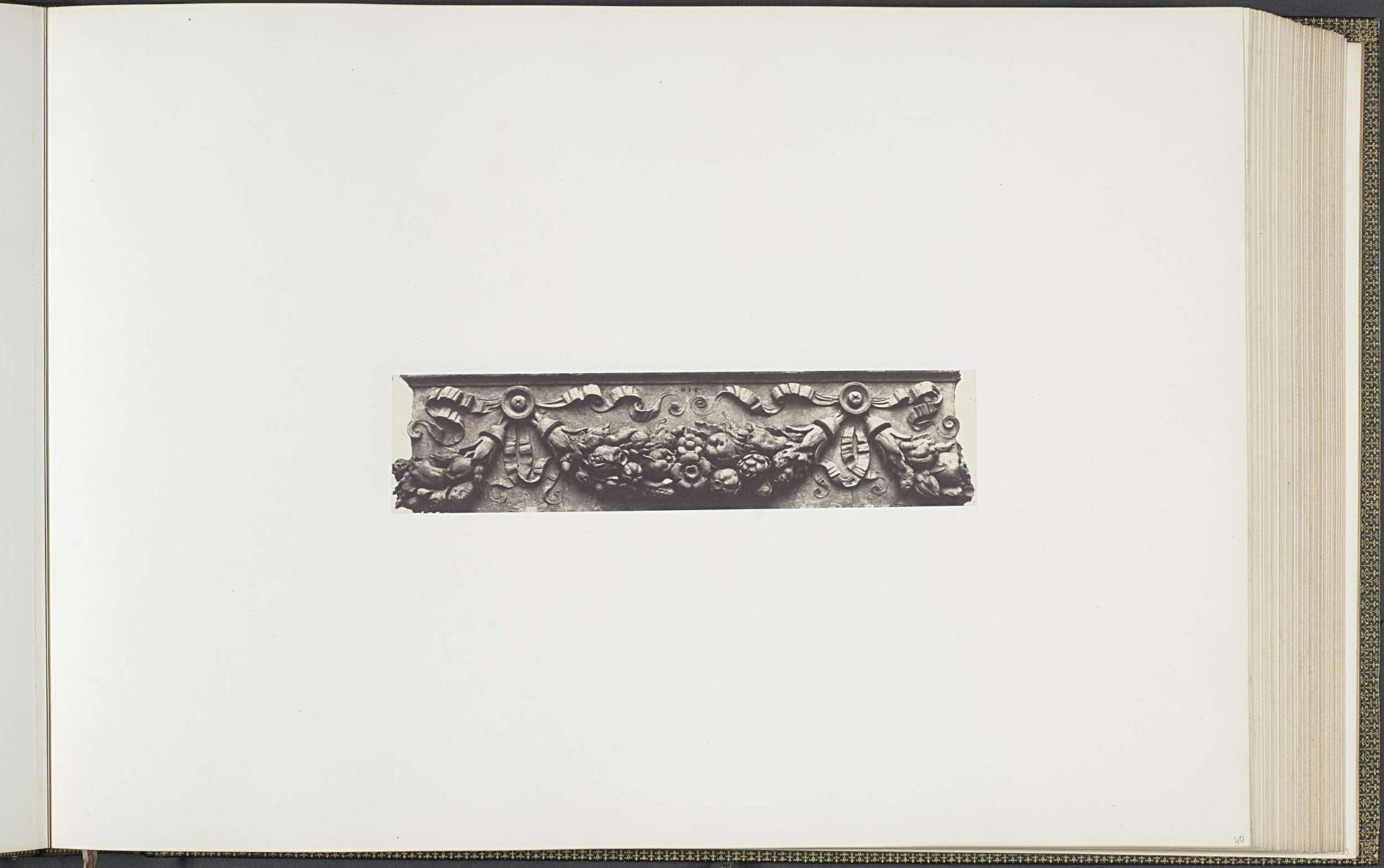 Detail van een gipsmodel voor de versiering van het Palais du Louvre by Edouard Baldus