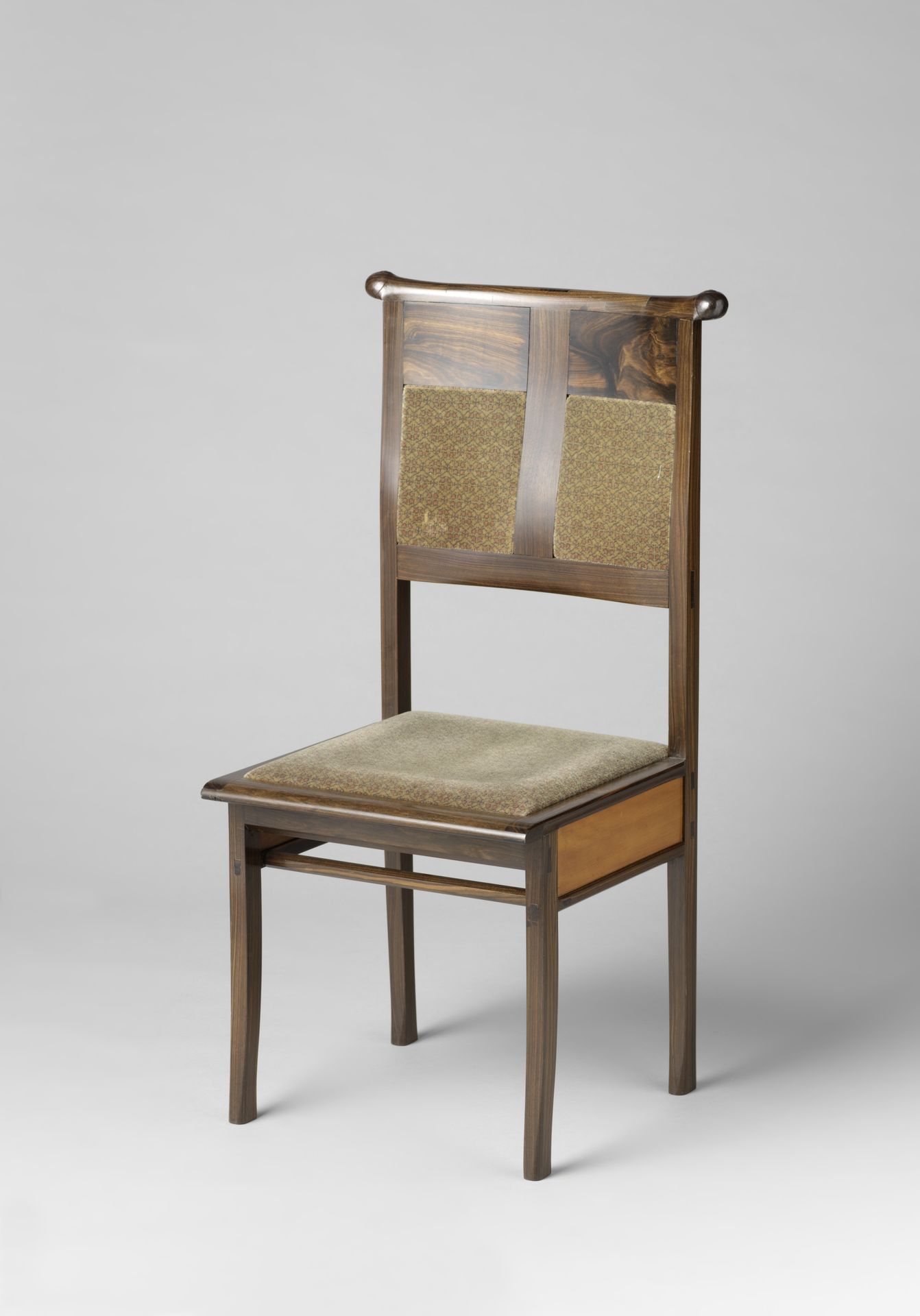 Stoel van coromandel- en buxushout, gedeeltelijk bekleed met trijp by Gerrit Willem Dijsselhof