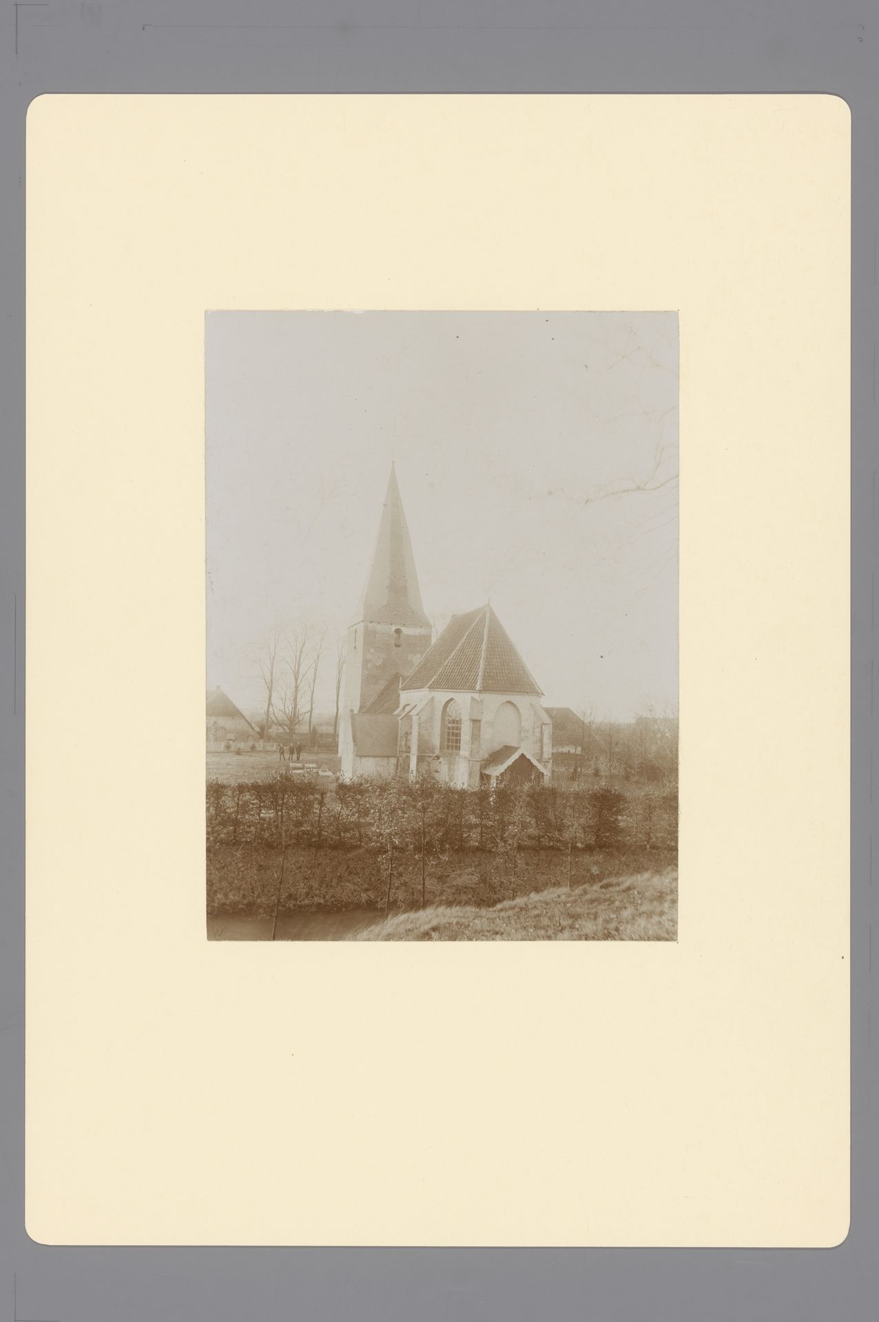Gezicht op de Hervormde kerk te Leur by anoniem (Monumentenzorg)