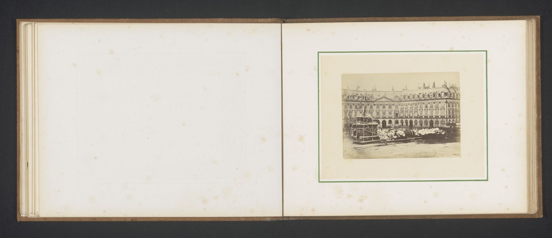 Gezicht op de resten van de Colonne Vendôme in Parijs na de Commune van Parijs by P. Loubère