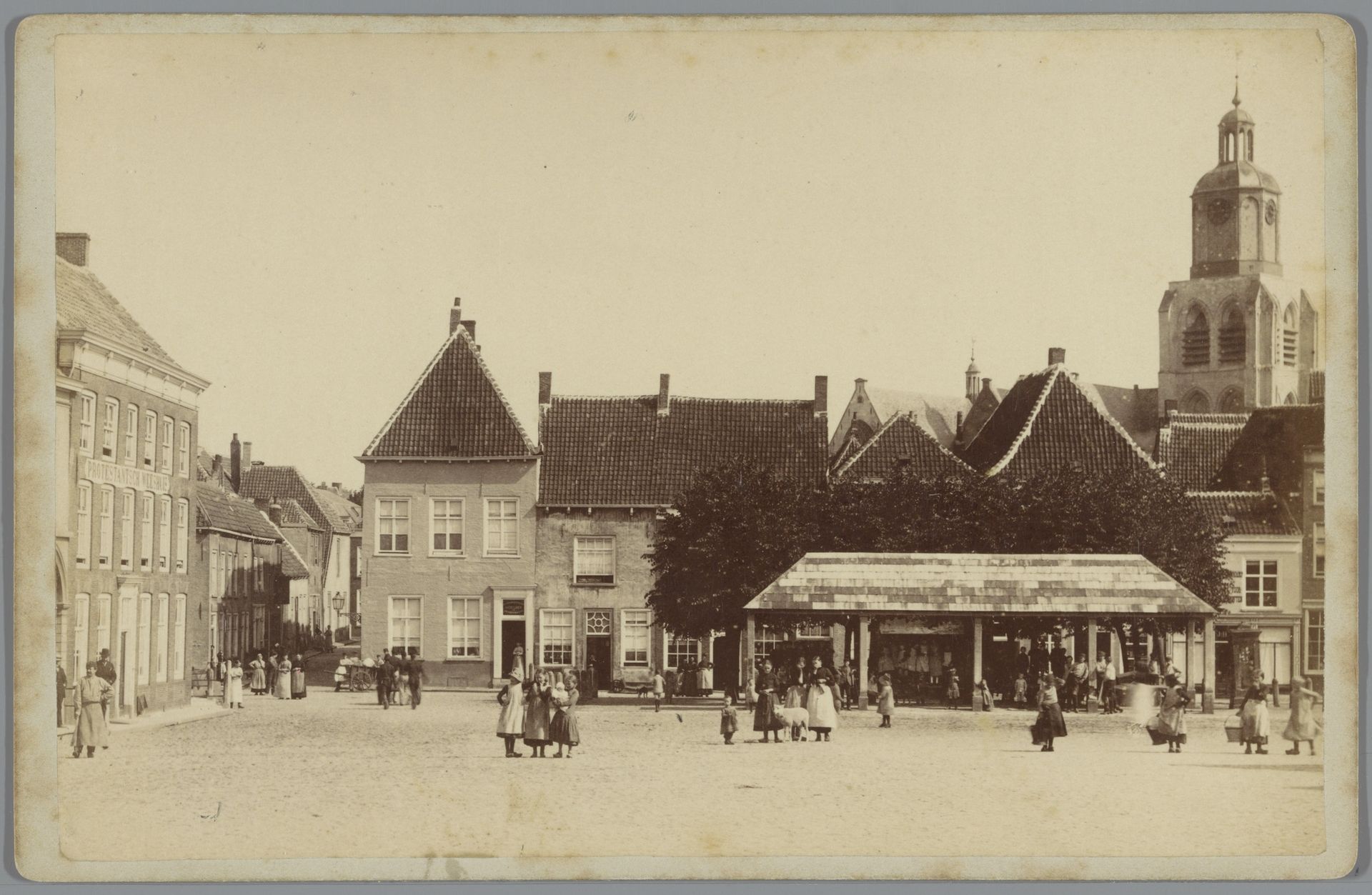 Plein te Bergen op Zoom, met de toren van de Sint-Gertrudiskerk op de achtergrond by Jannis Jacobus van Melle