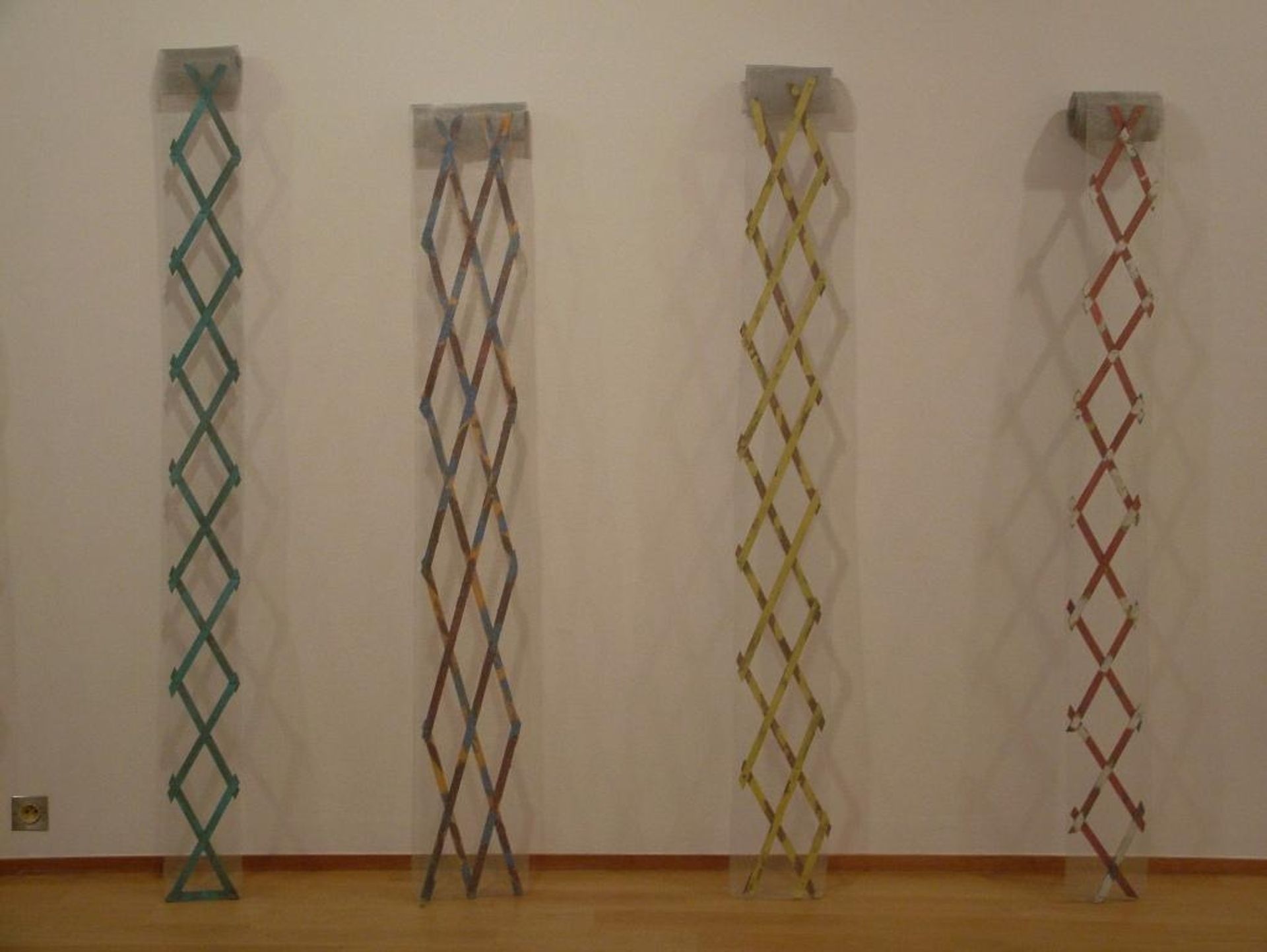 Petite echelles pour vent d'Ouest by Daniel Dezeuze