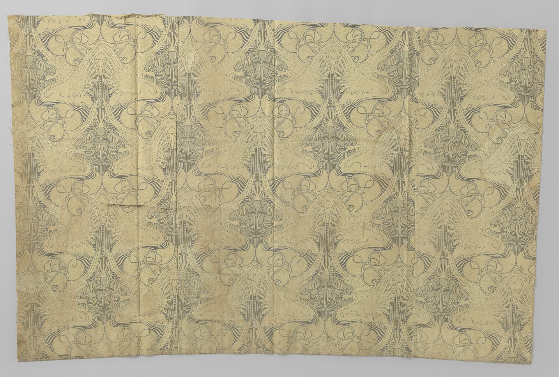 Fragment van een overgordijn van bedrukte cretonne met zwanen en lissen by Michiel Duco Crop