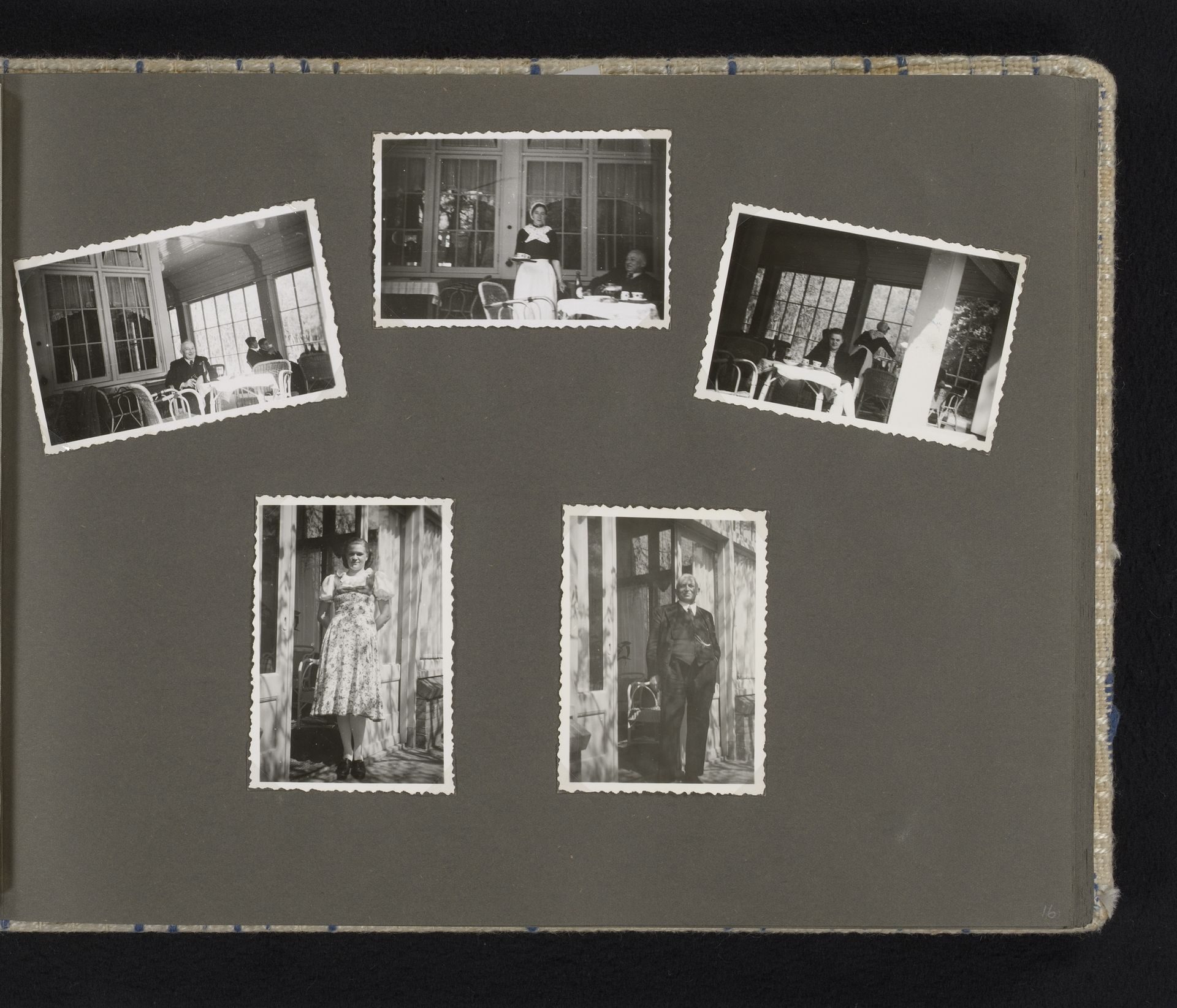 Terras en familie by Anonymous