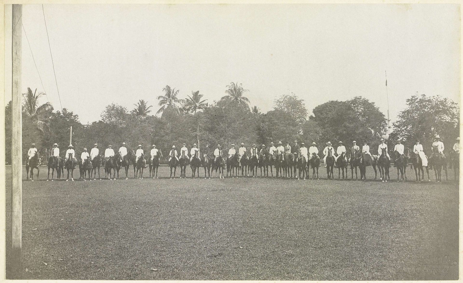 Ruiterspel met grote bal, Medan Sumatra by Heinrich Ernst & Co