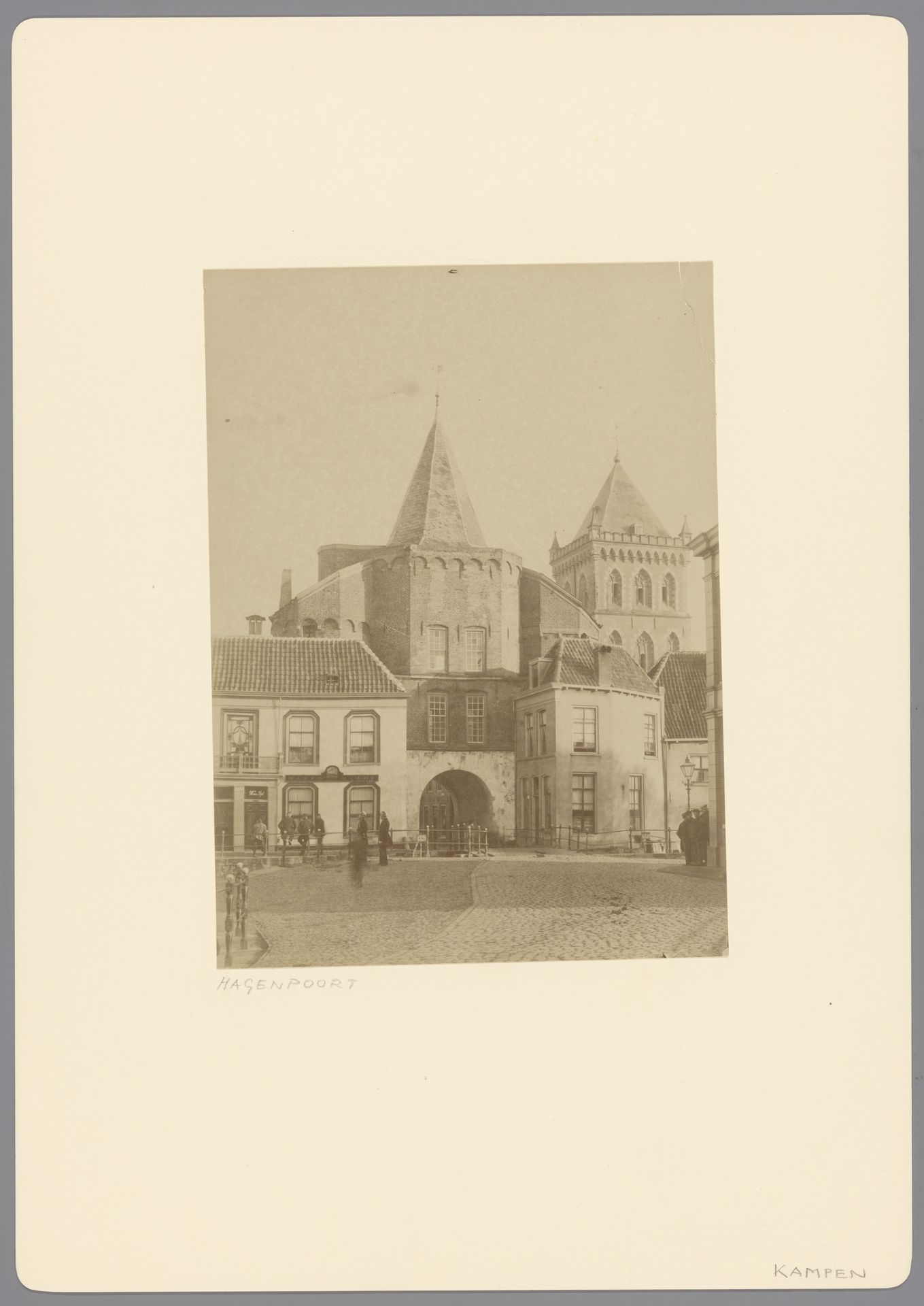 Gezicht op de Hagenpoort te Kampen by anoniem (Monumentenzorg)
