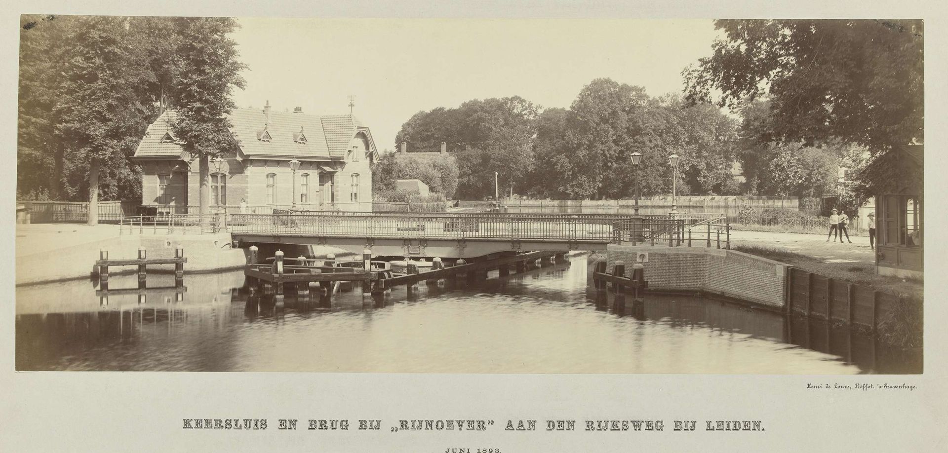 Keersluis en brug bij Rijnoever bij Leiden by Henri de Louw