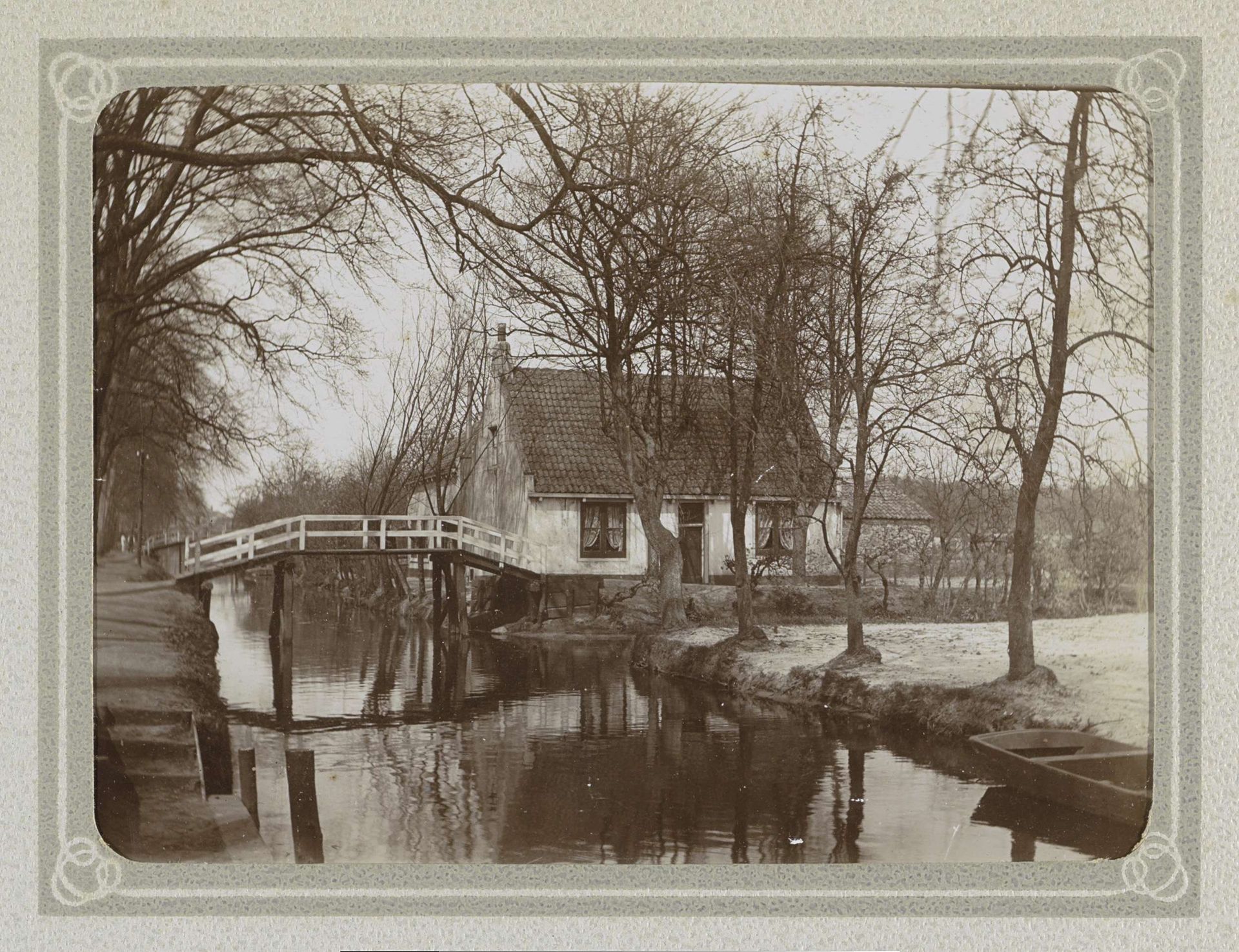 Huis bij een brug over een sloot by Folkert Idzes de Jong