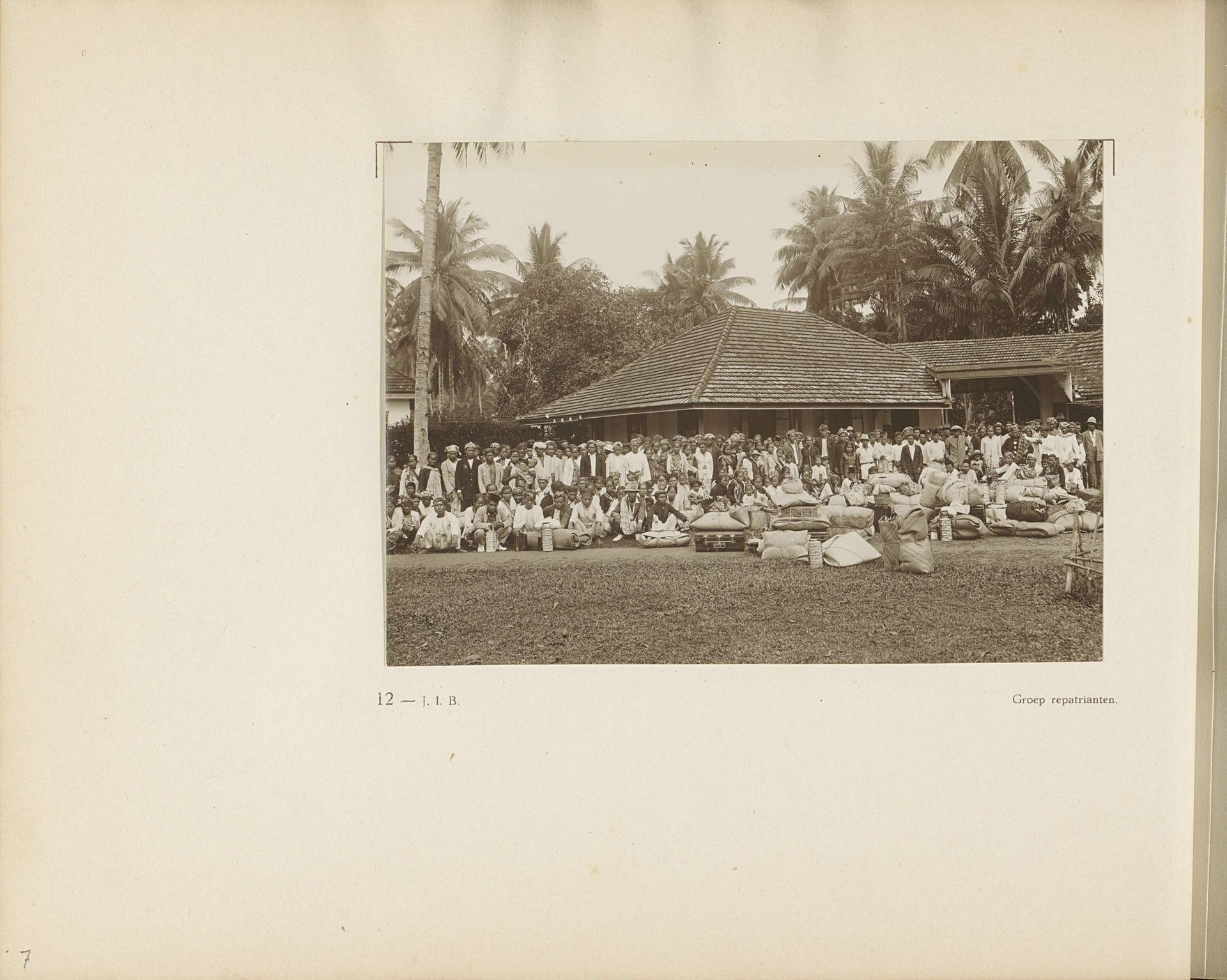 Pagina 12 van fotoboek van de Algemeene Vereeniging van Rubberplanters ter Oostkust van Sumatra (A.V.R.O.S.) by J.W. Meyster