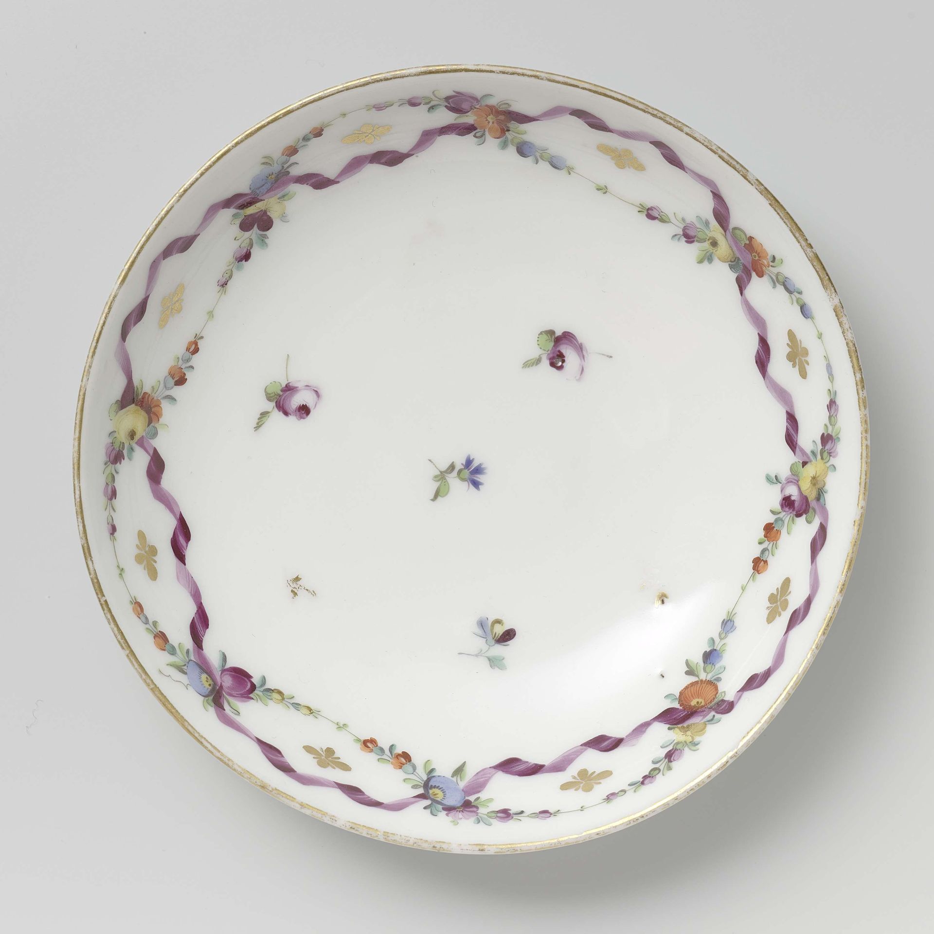 Schotel, beschilderd met strooibloemen en gouden lovertjes by Koninklijke Porseleinfabriek Dommer & Co.