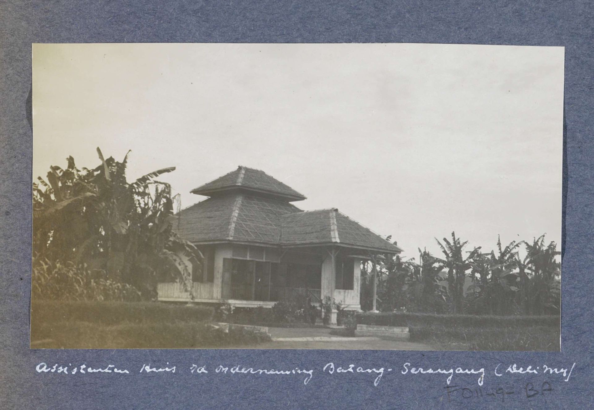 Exterieur van het huis van de assistent van de onderneming Batang Serangang op Sumatra by Anonymous