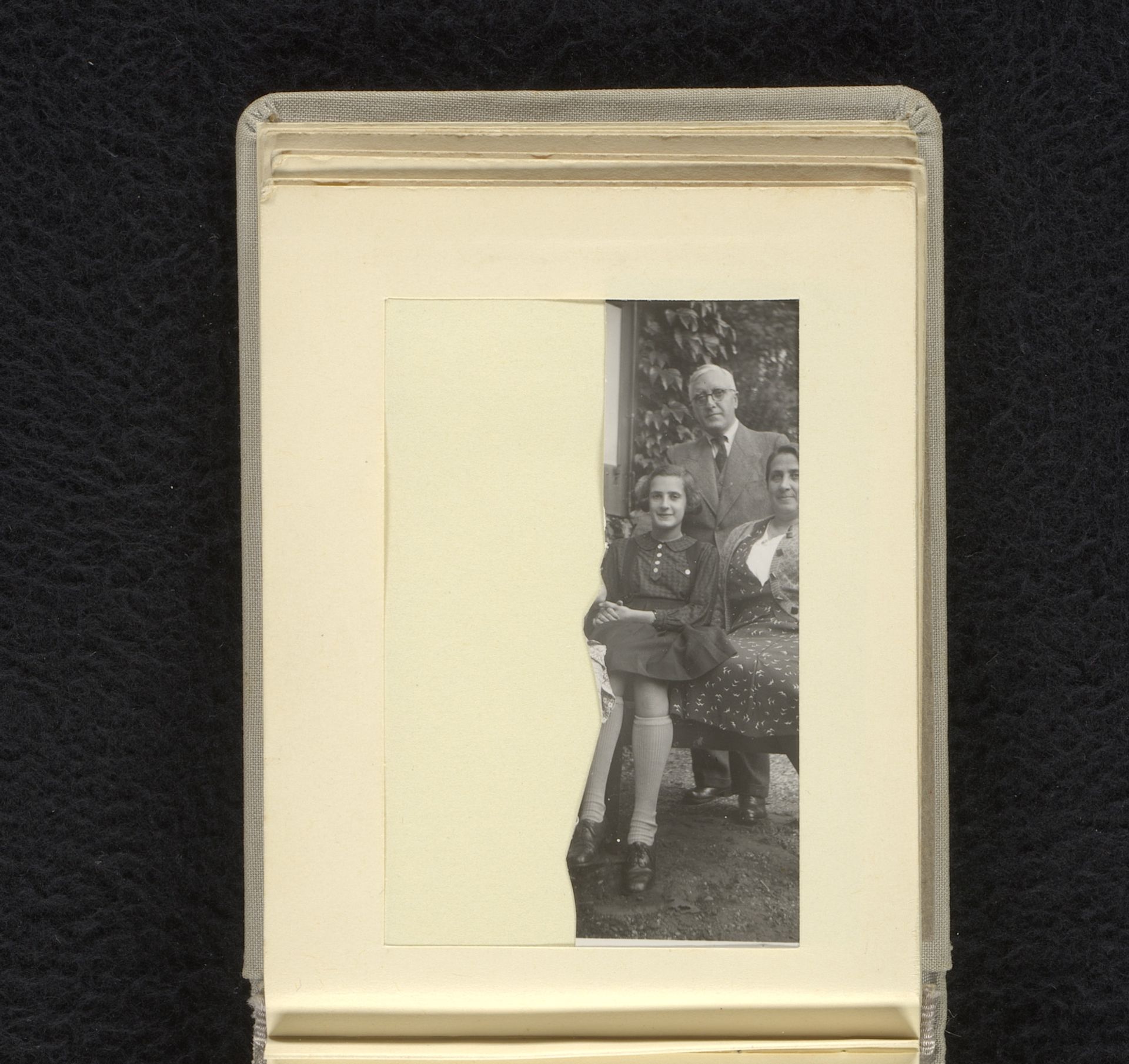 Isabel Wachenheimer op een bankje in de tuin met haar ouders Else Wachenheimer-Moos en Eugen Wachenheimer, 1941, Doorn by Anonymous