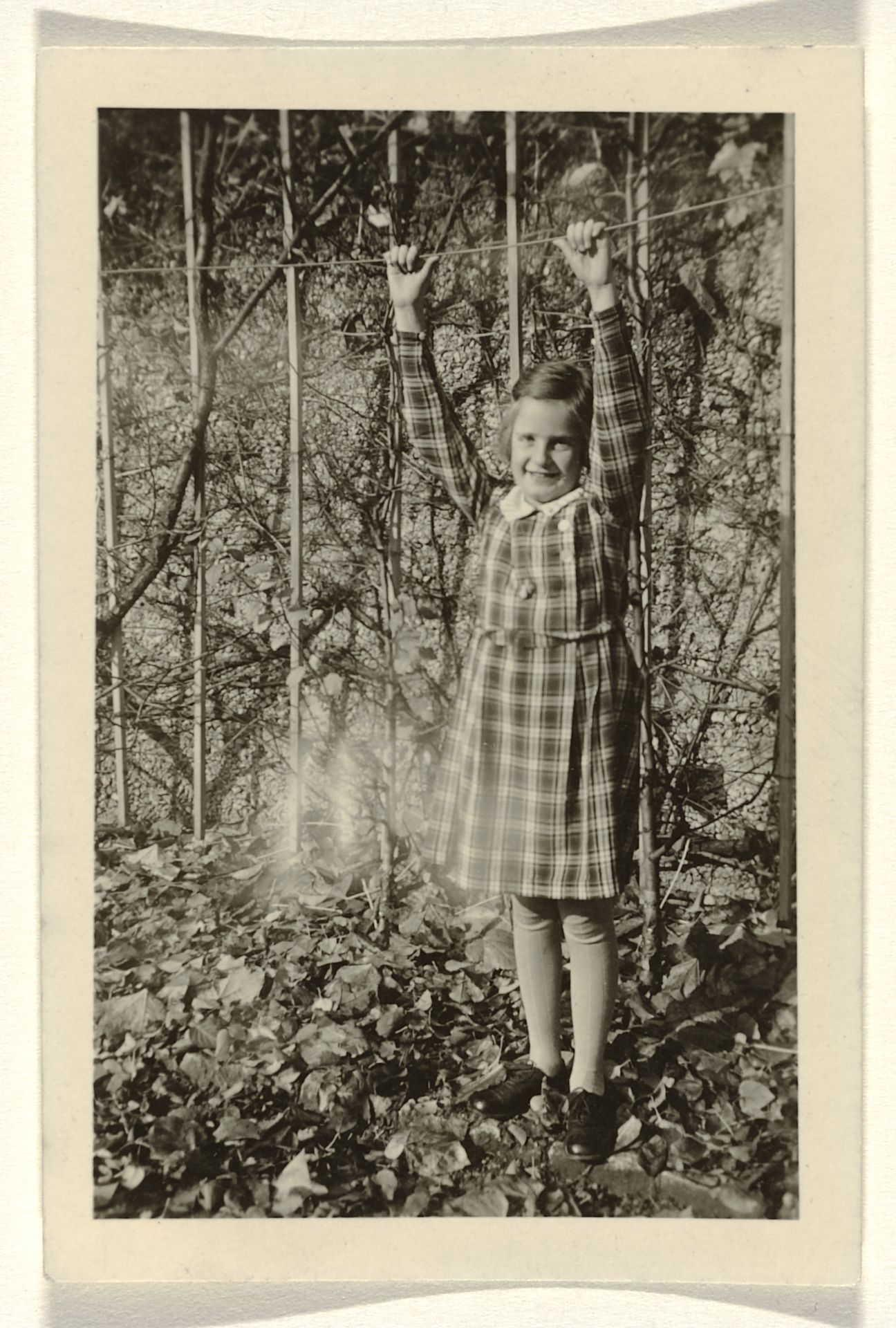 Isabel Wachenheimer met gestrekte armen en handen op een touw voor een vijver, oktober 1936 by Anonymous