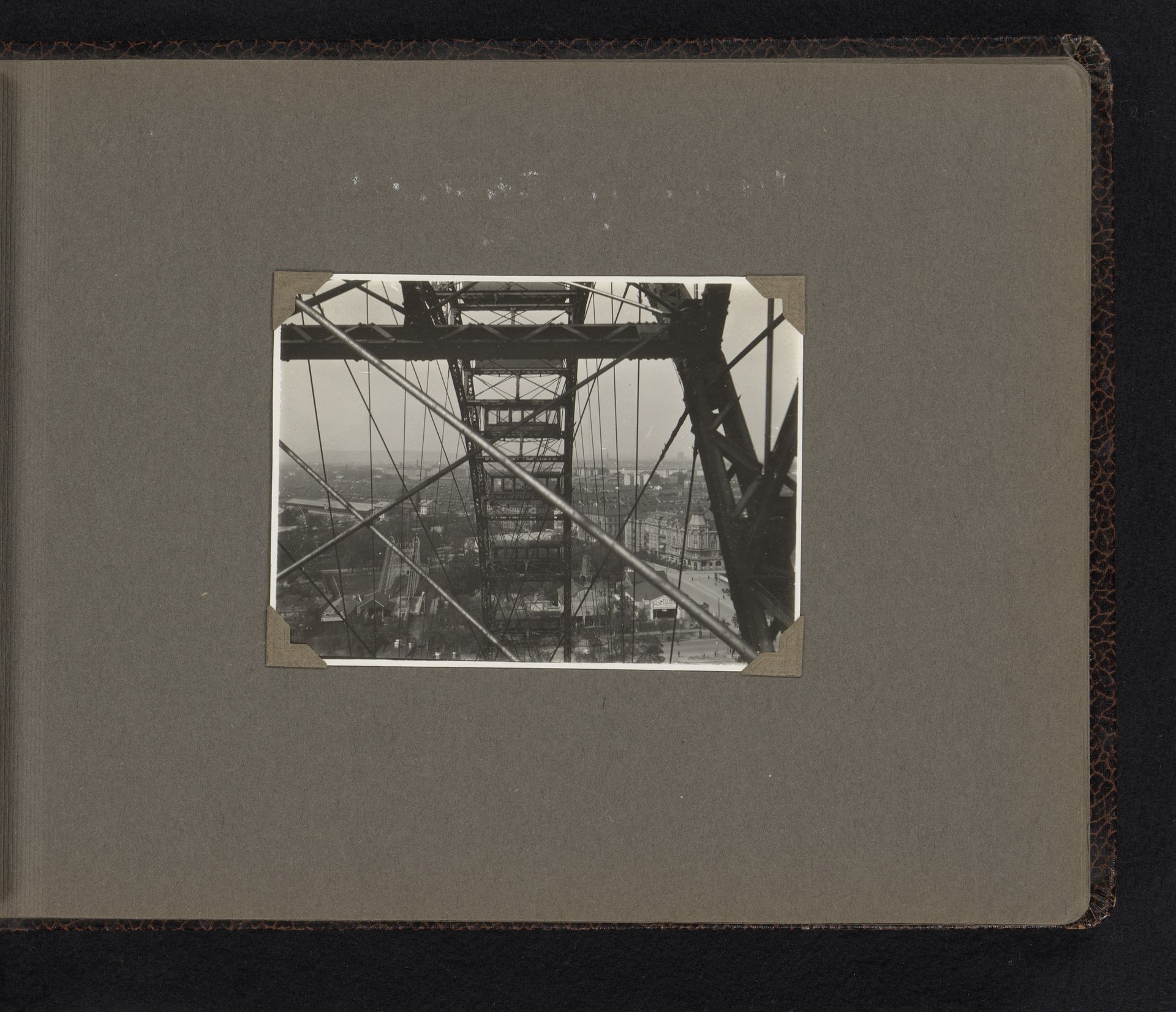 Gezicht op Wenen vanuit het reuzenrad in het Prater by Berti Hoppe