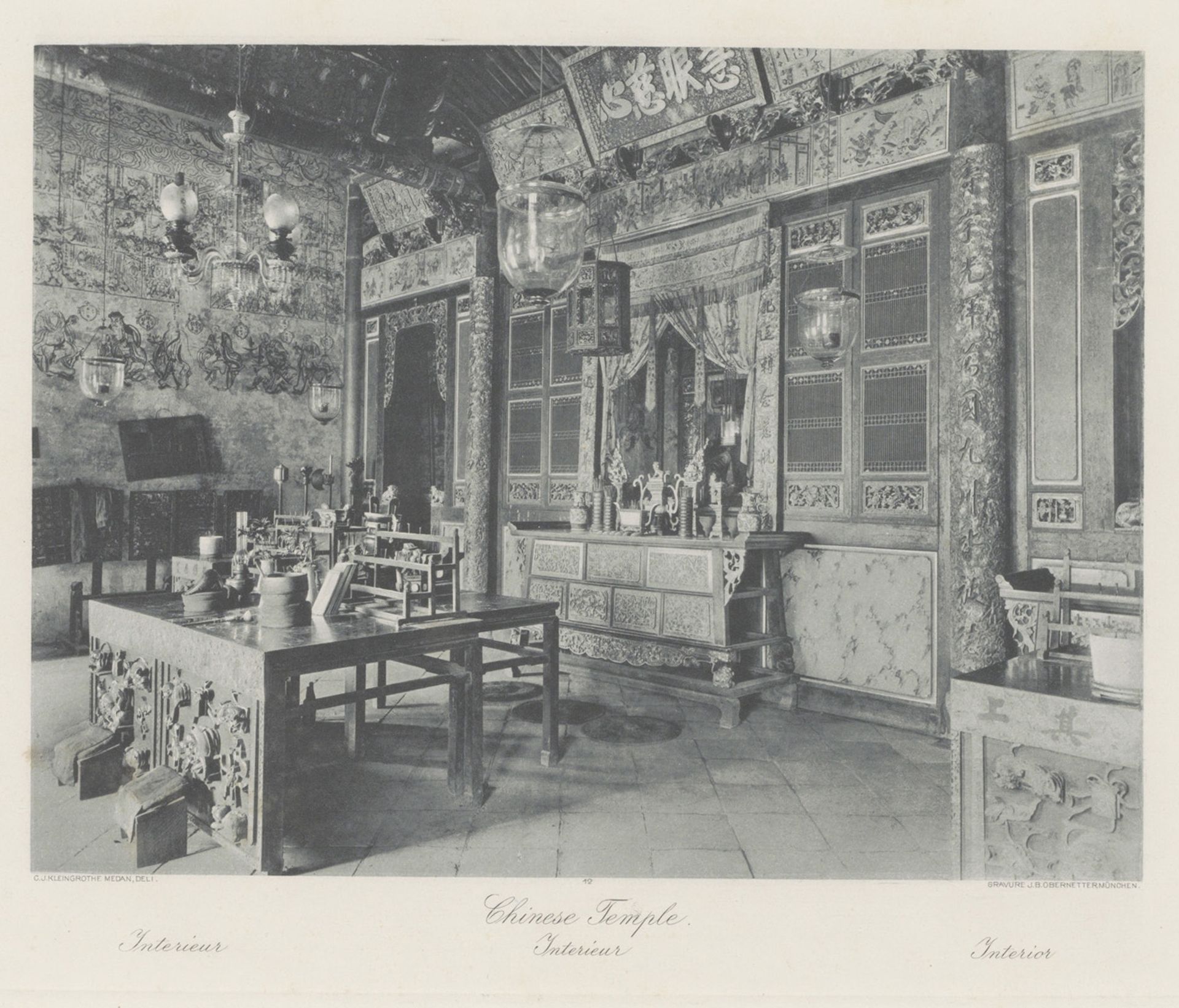 Interieur van een Chinese tempel, vermoedelijk in Kloempang op Sumatra by Carl J. Kleingrothe