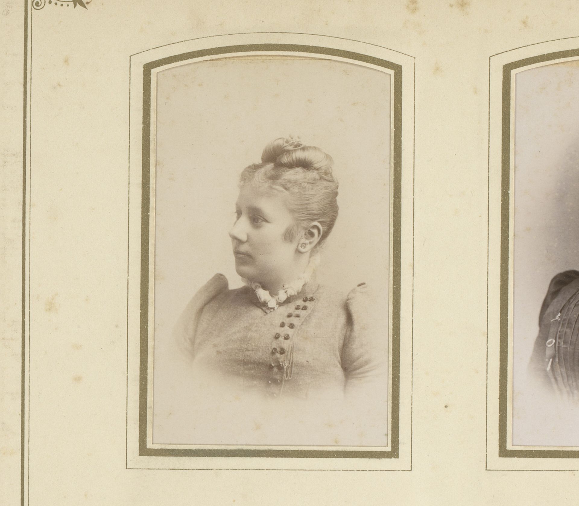 Portret van een vrouw met oorbellen en opgestoken haren by Benjamin Sanders
