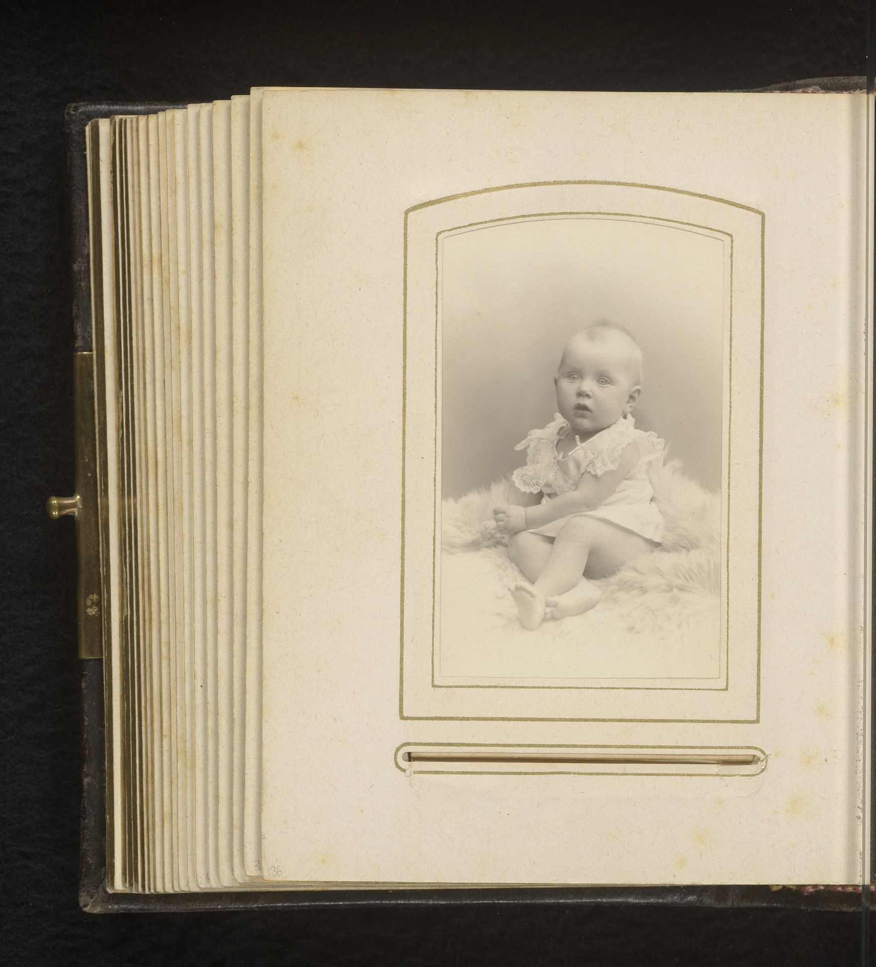 Portret van een baby by Louis Stüting und Sohn